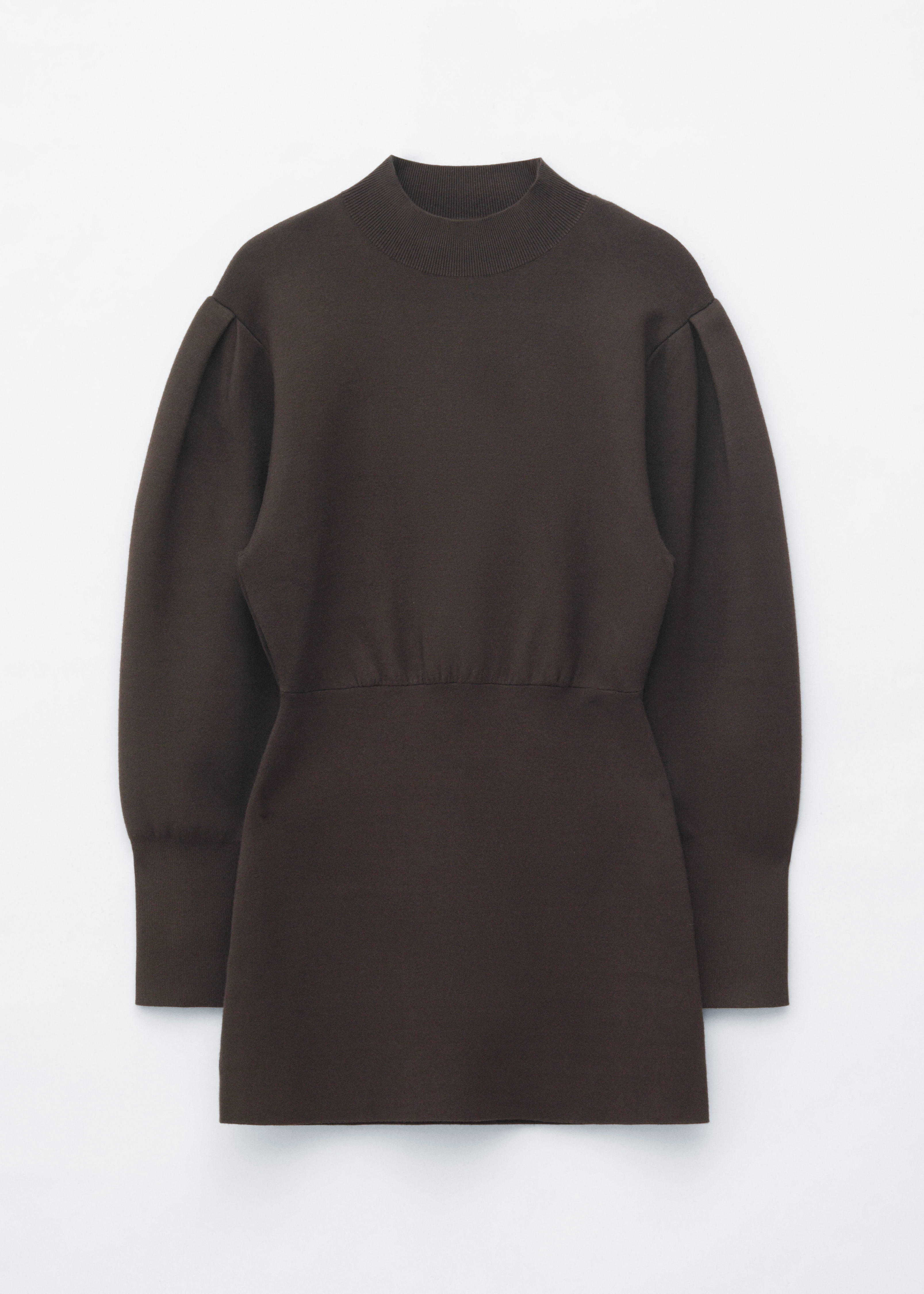CiemnobrÄzowa dzianinowa mini sukienka z golfem typu mock neck, plisowanymi ramionami, szerokimi prÄÅ¼kowanymi mankietami i dopasowanÄ spÃ³dnicÄ jest prezentowana na modelce. Sukienka zostaÅa zestylizowana z czarnym kapeluszem, czarnymi kozakami za kolano oraz czarnÄ skÃ³rzanÄ torebkÄ trzymanÄ w jednej rÄce.
