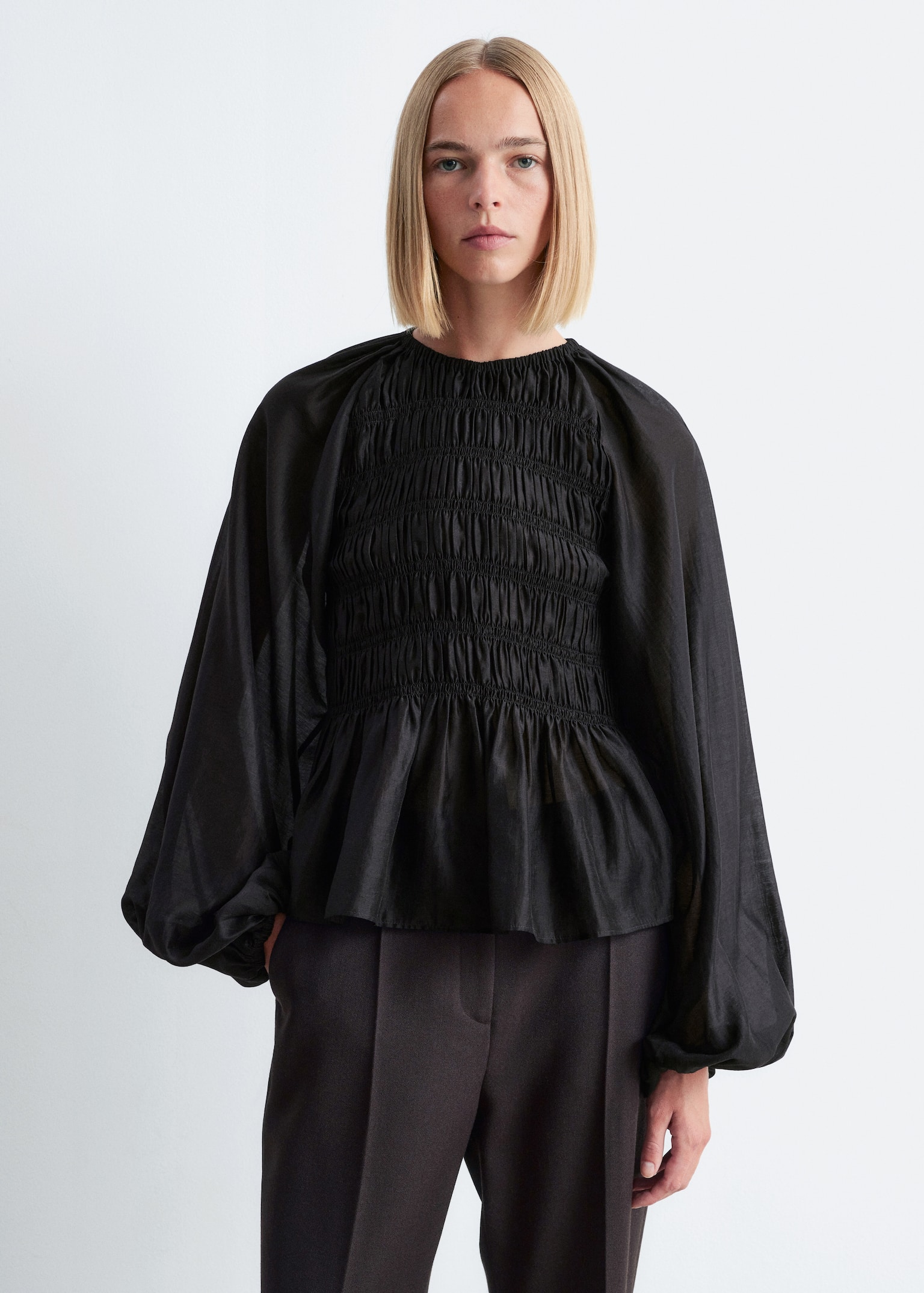 Gesmokte Bluse mit Ballonärmeln - Schwarz - 6