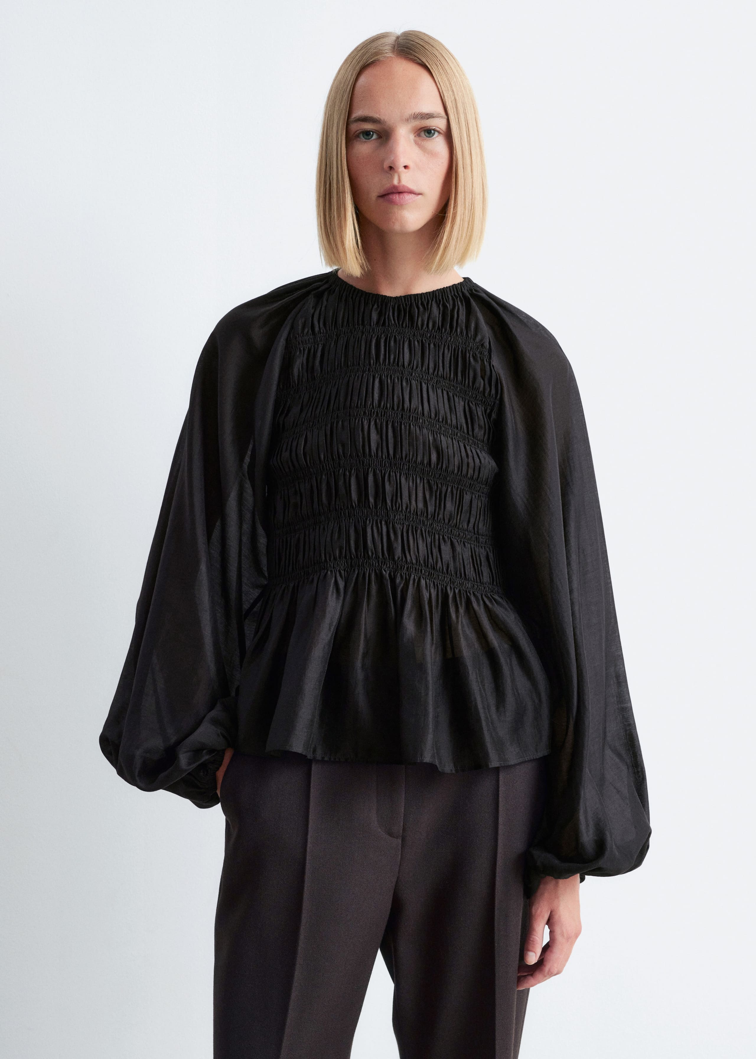 Image of Smockad blus med ballongärm