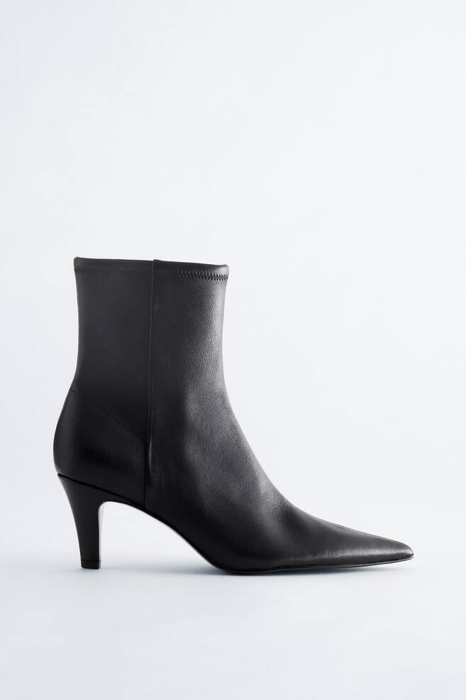 Ankle Boots aus Leder mit spitzer Zehenpartie - Schwarz - 1