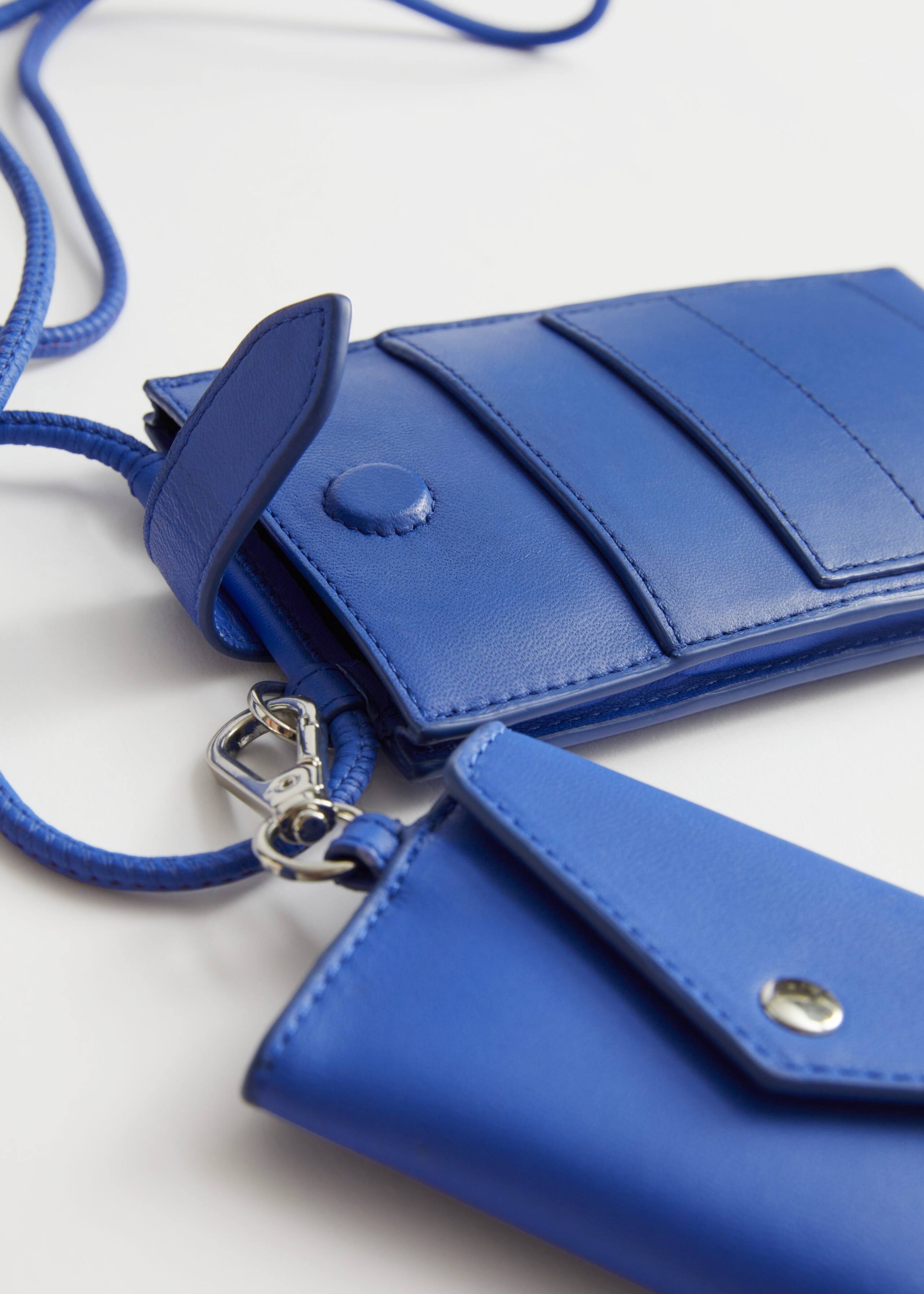 Croc Embossed Leather Neck Wallet - {{variantName}} - Descrizione dettagliata