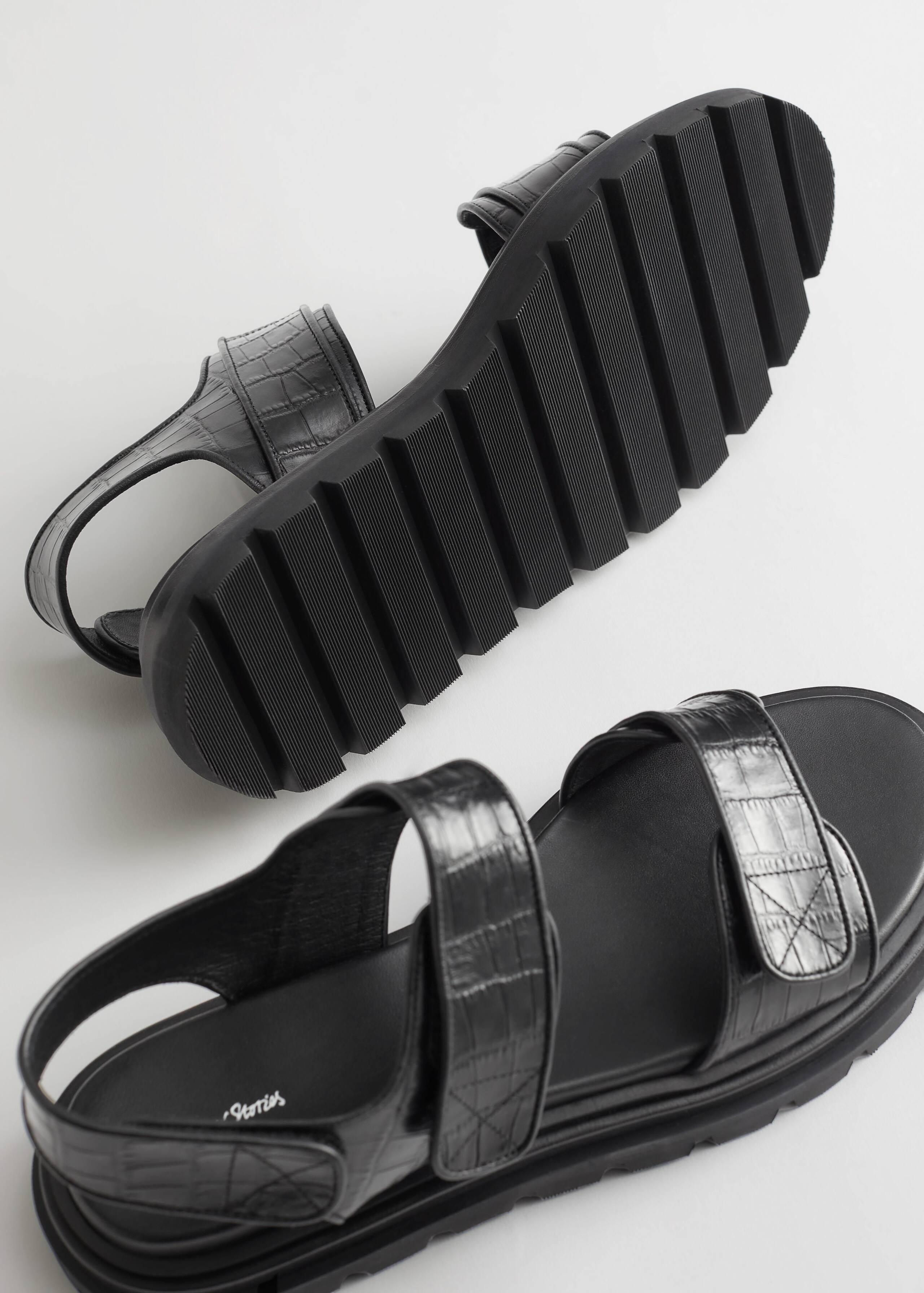 Croc Embossed Leather Sandals - {{variantName}} - Detalle descriptivo