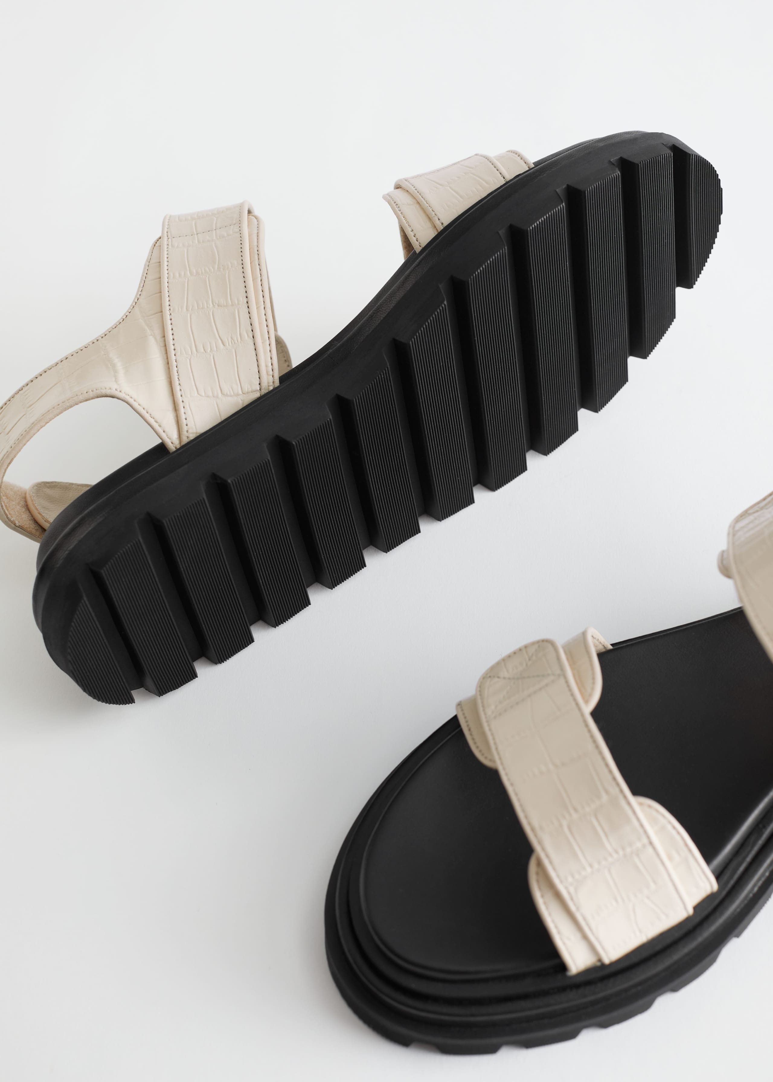 Croc Embossed Leather Sandals - {{variantName}} - Detalle descriptivo
