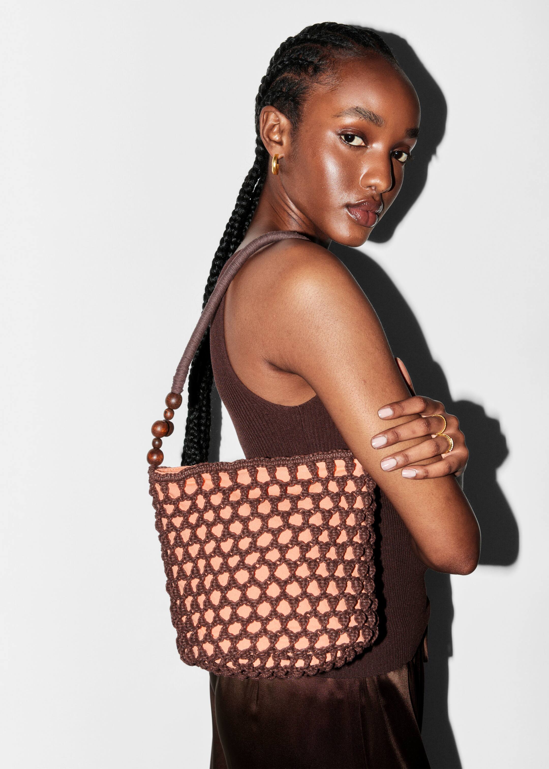 Ver imagen más grande: Bolso cubo de ganchillo con cuentas - Marrón oscuro - MUJER | H&M ES 1
