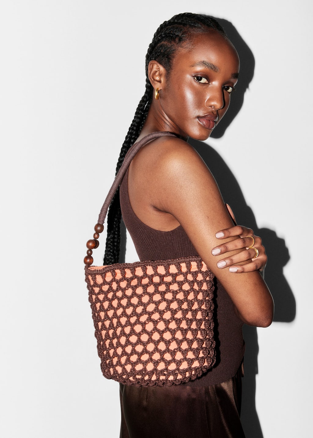 Borsa a secchiello realizzata all'uncinetto con perline - Marrone scuro - Lookbook