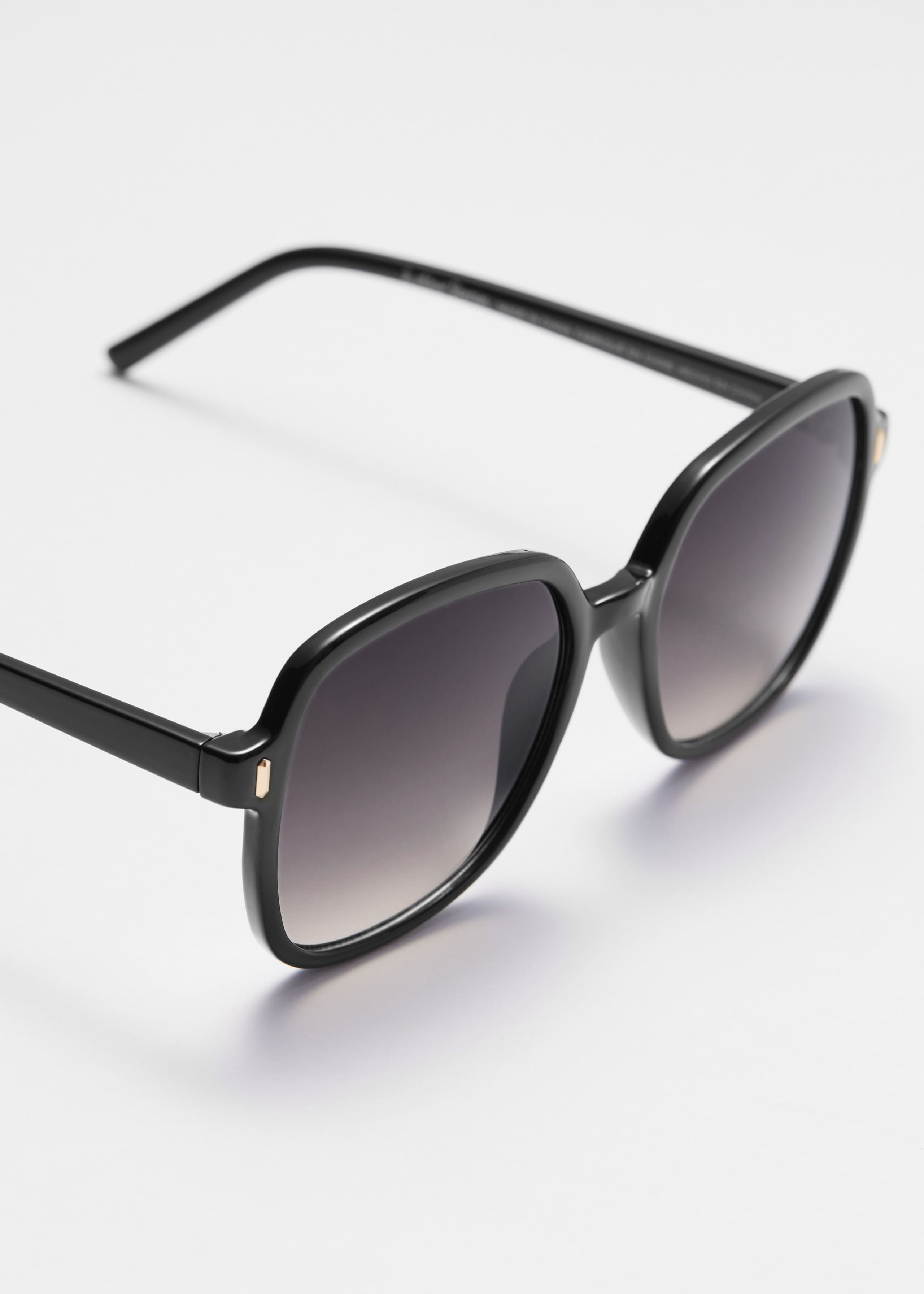 Occhiali da sole oversize con montatura slim - {{variantName}} - Descrizione dettagliata