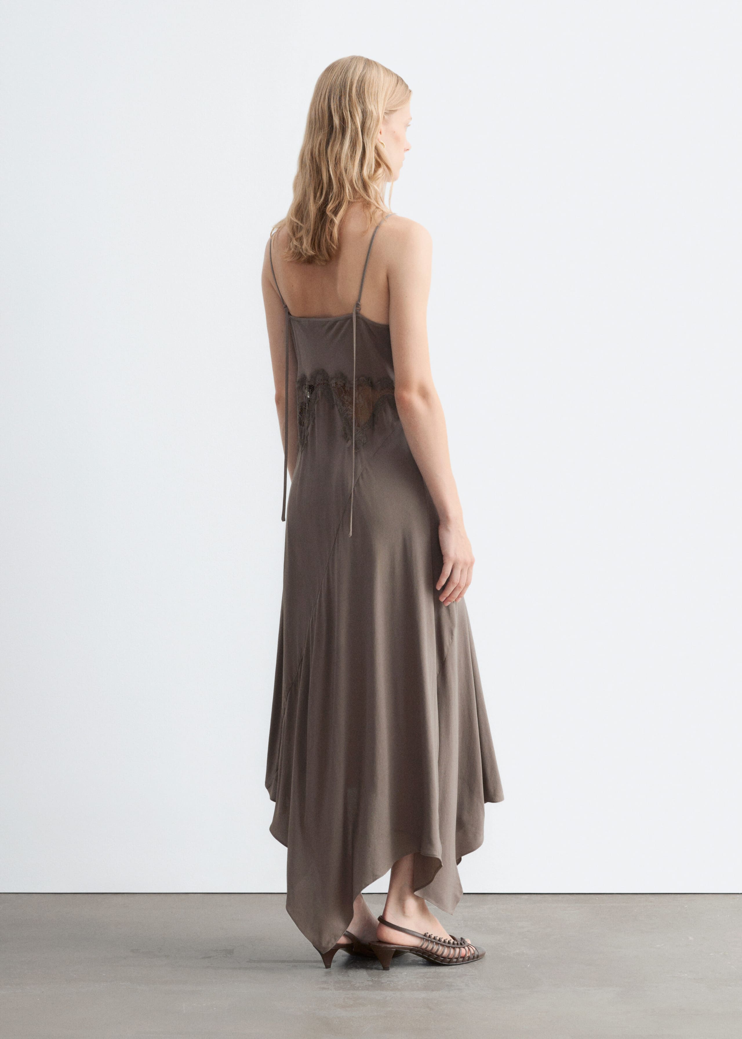 Asymmetrisches Midi-Trägerkleid aus Satin - Graubraun - Lookbook