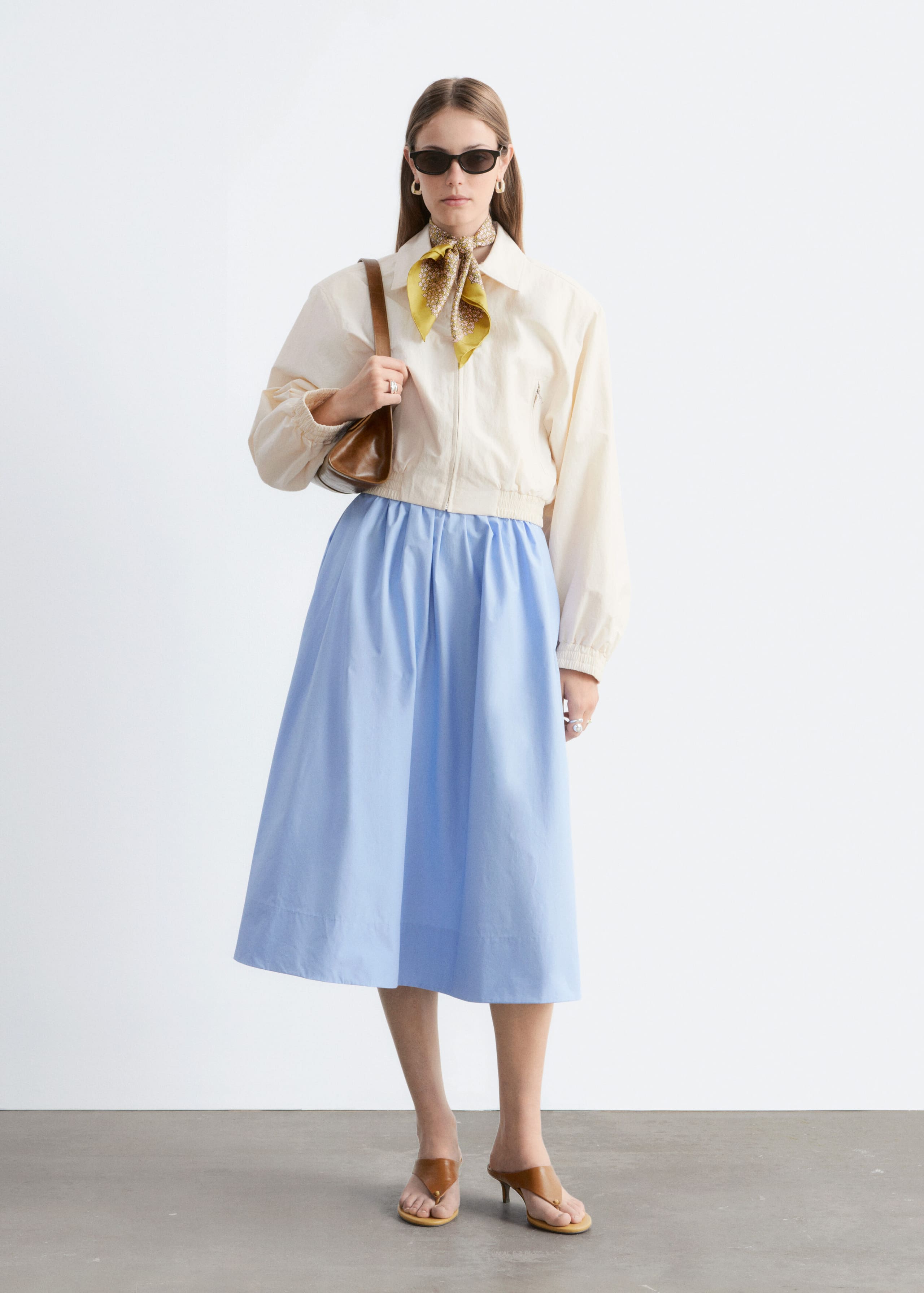 Kort jacka med dragkedja framtill – Ljusbeige – lookbook