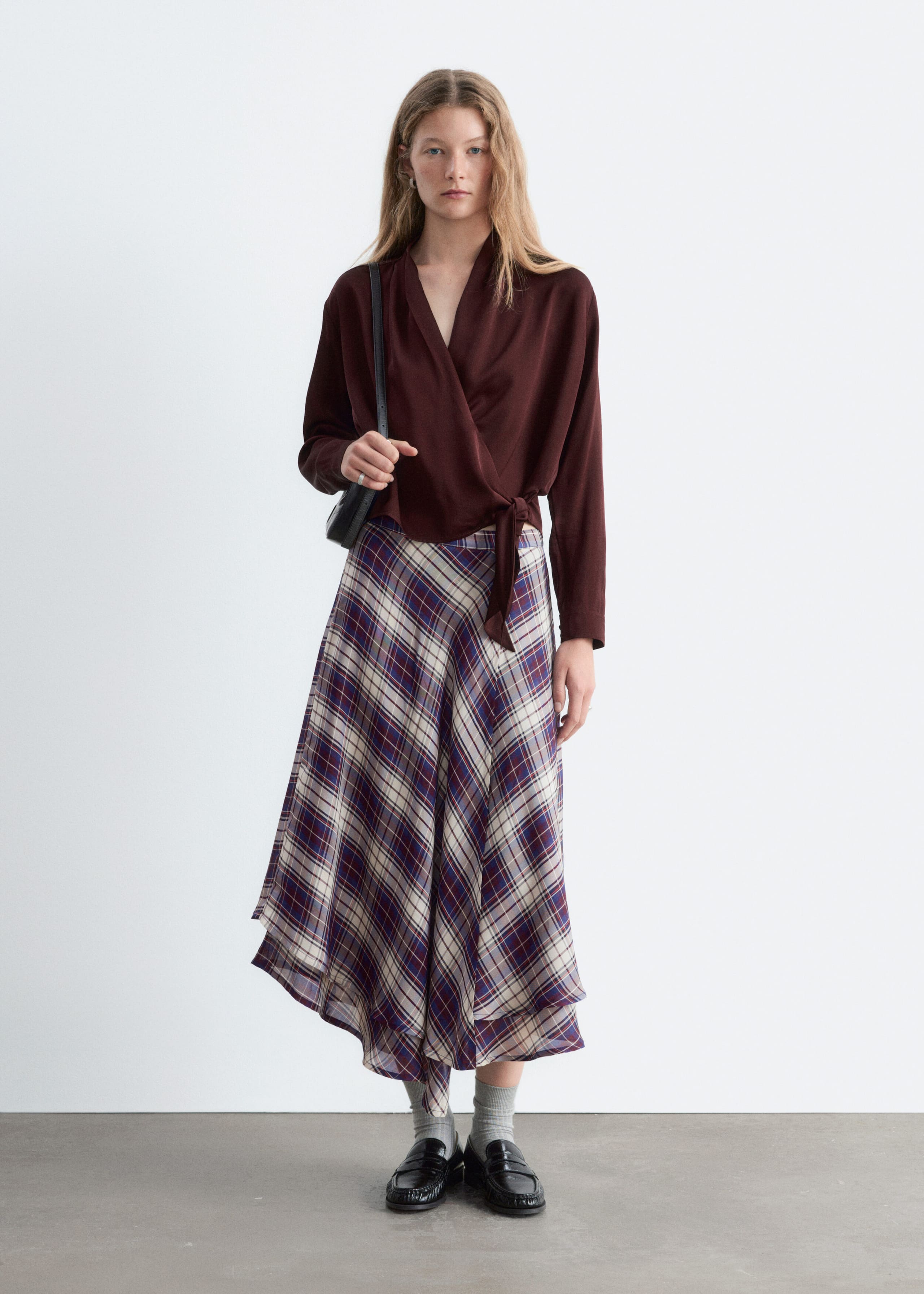 Bedruckte Wickelbluse - Dunkelrot - Lookbook