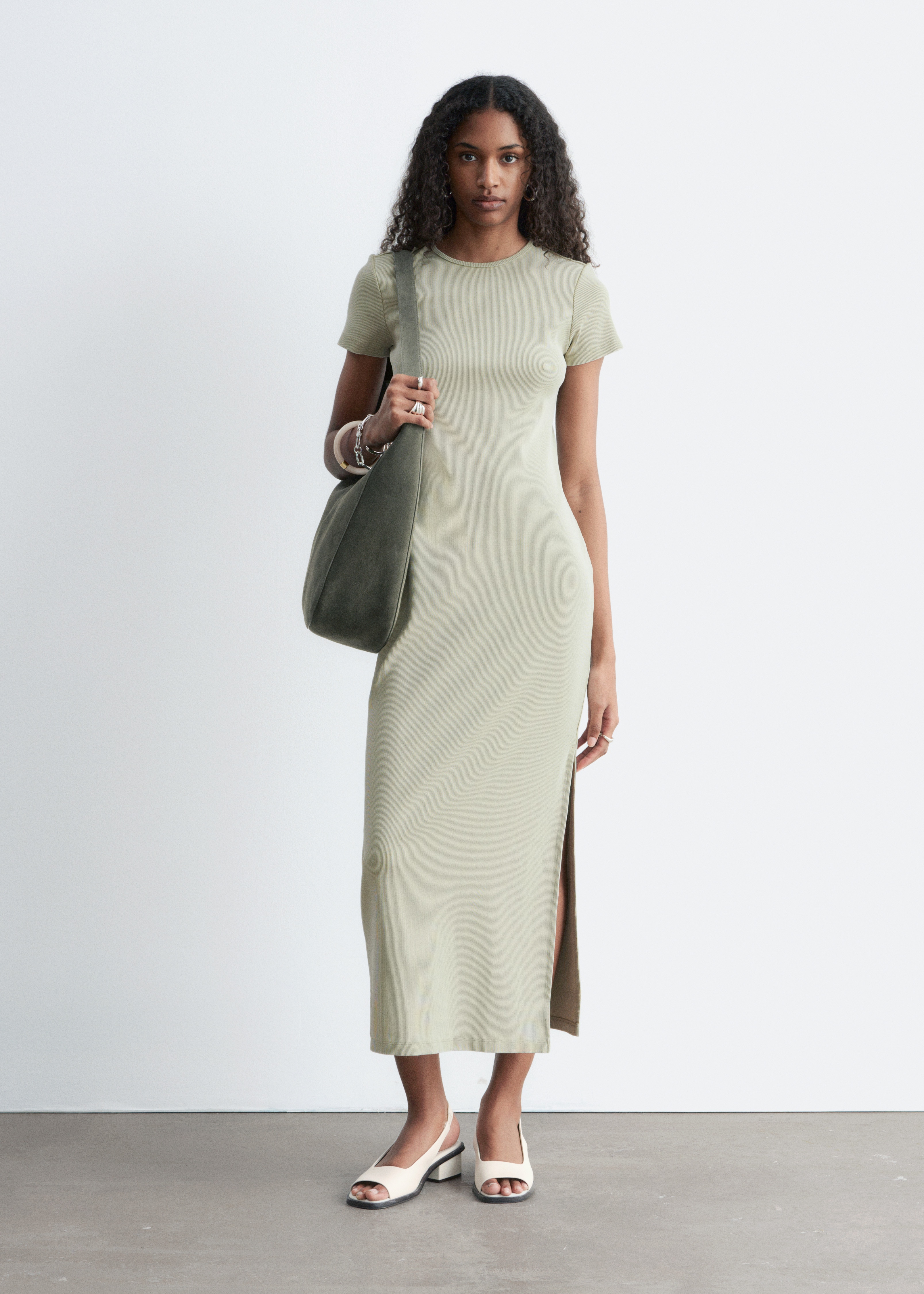 Midipituinen trikoomekko