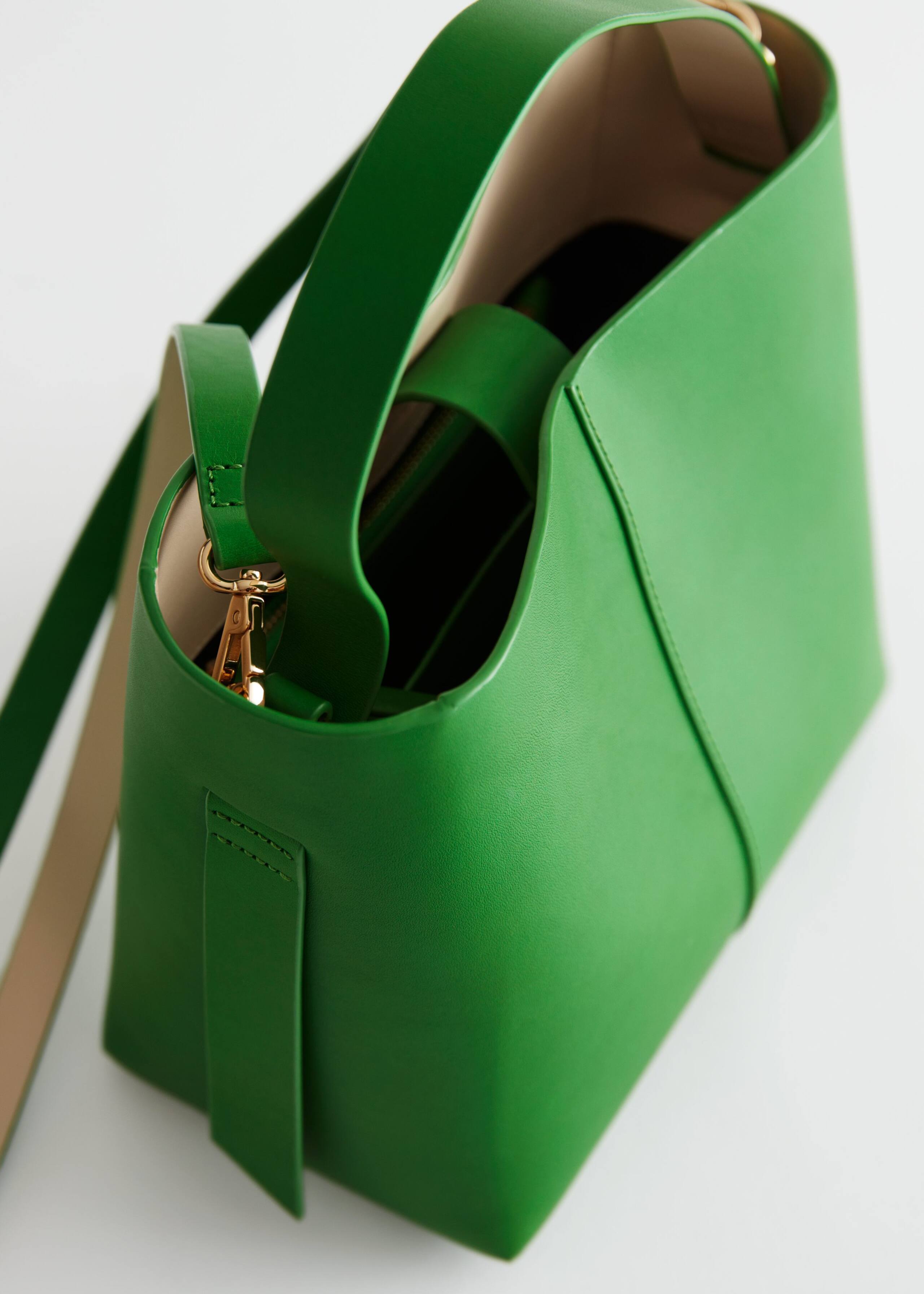 DoubleStrapLeatherBucketBag - {{variantName}} - Descrizione dettagliata