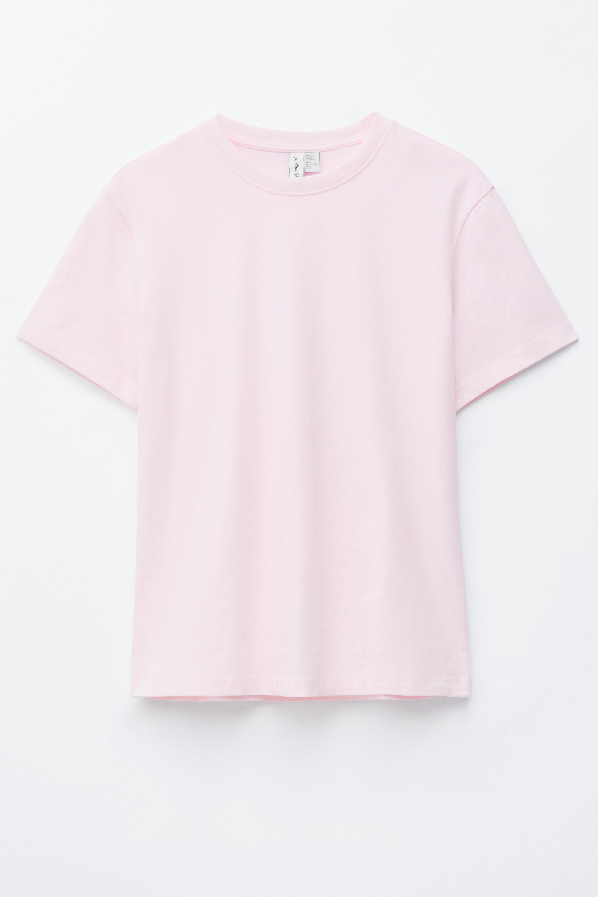 Se større billede: En lyserød t-shirt vises frontvendt, med en ribbet crew-halsudskæring og korte ærmer, og viser en lige, regulær pasform.