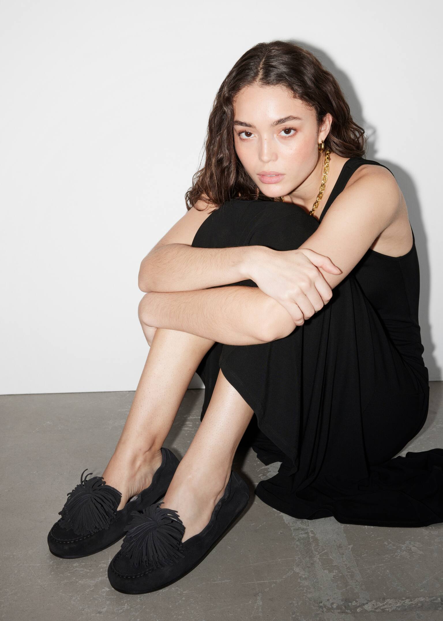 Loafer aus Veloursleder mit Bommel - Schwarz/Weinrot