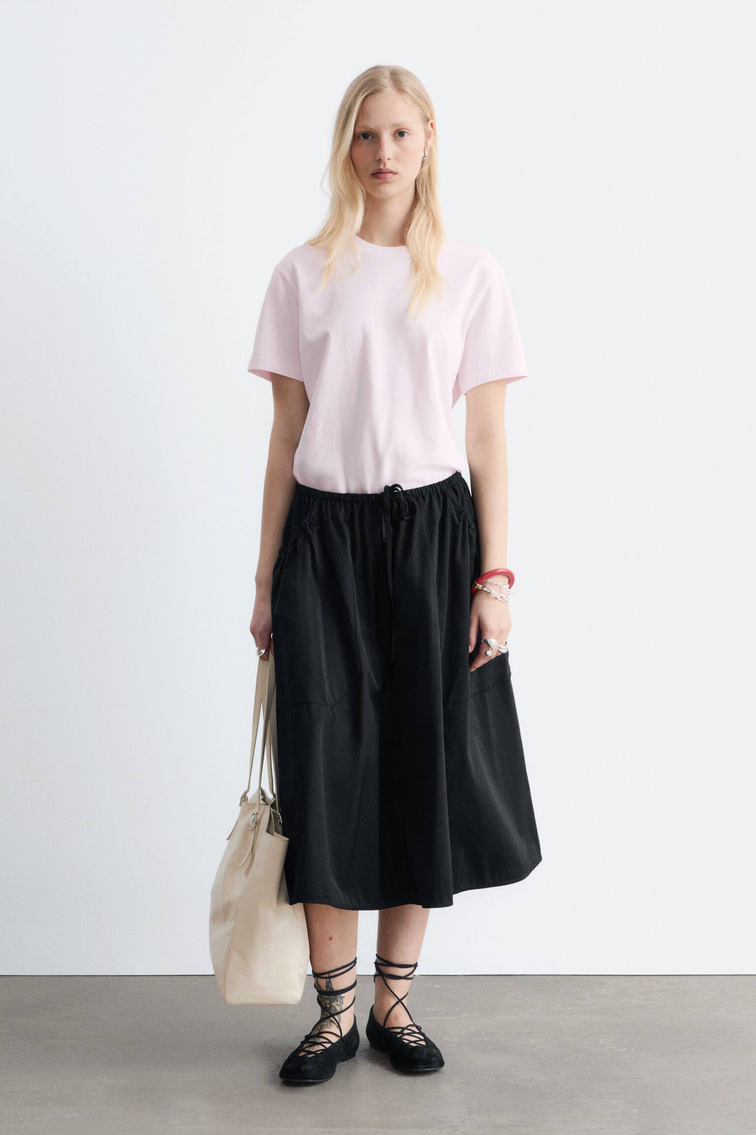 T-shirt i bomuld med crewneck - Lyserød/Lyseblå/Sort/Hvid/Marineblå/hvide striber/Mørkebrun/Gul/Rød - 7