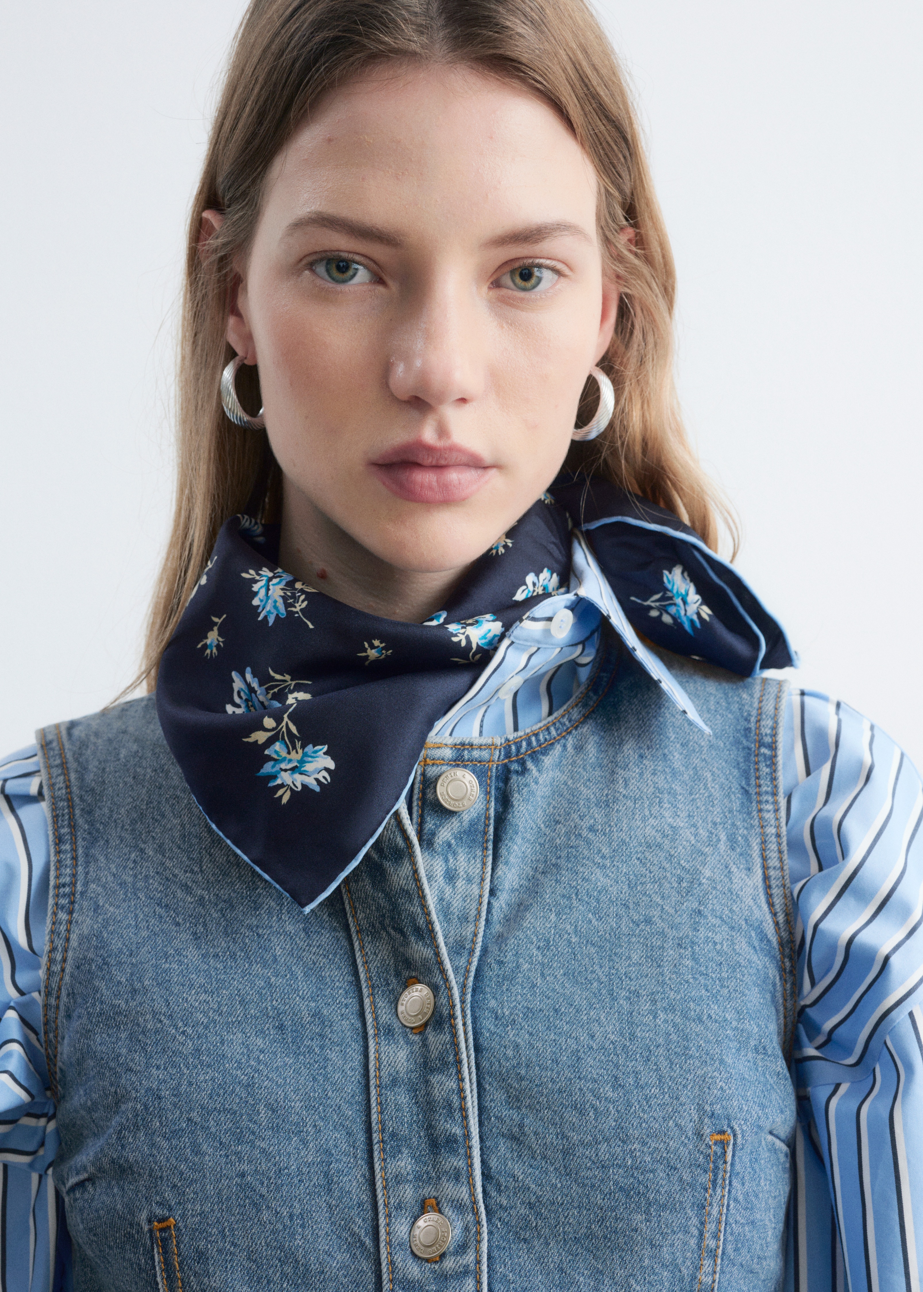 Foulard in seta con stampa floreale - Nero/Motivo floreale azzurro/Rosa chiaro/Fiori azzurri