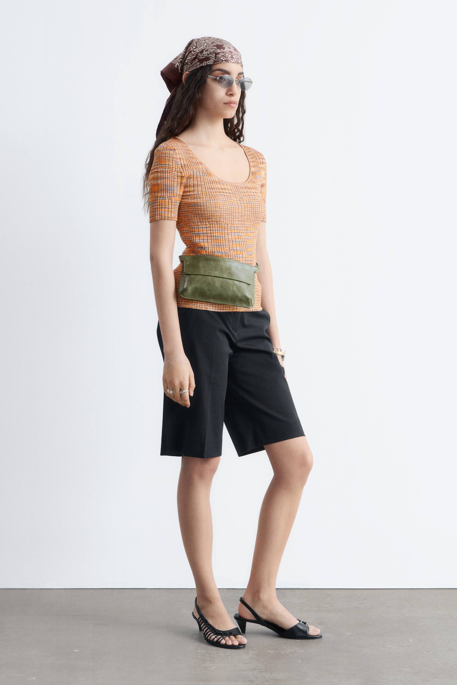 Ribbad topp med djup halsringning - Gyllenbrun/melerad - 4