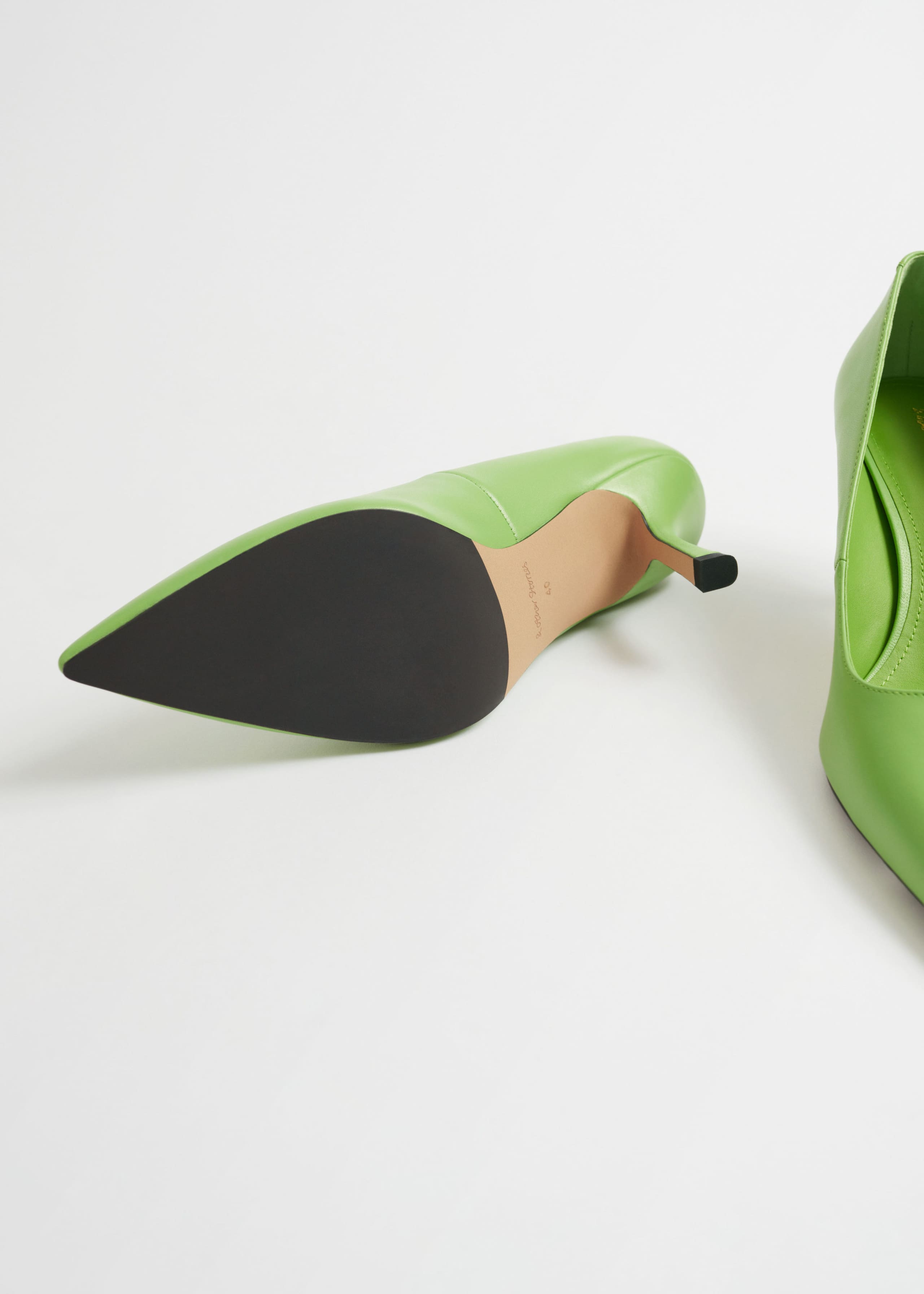 Classic Pointed Leather Pumps - {{variantName}} - Descrizione dettagliata