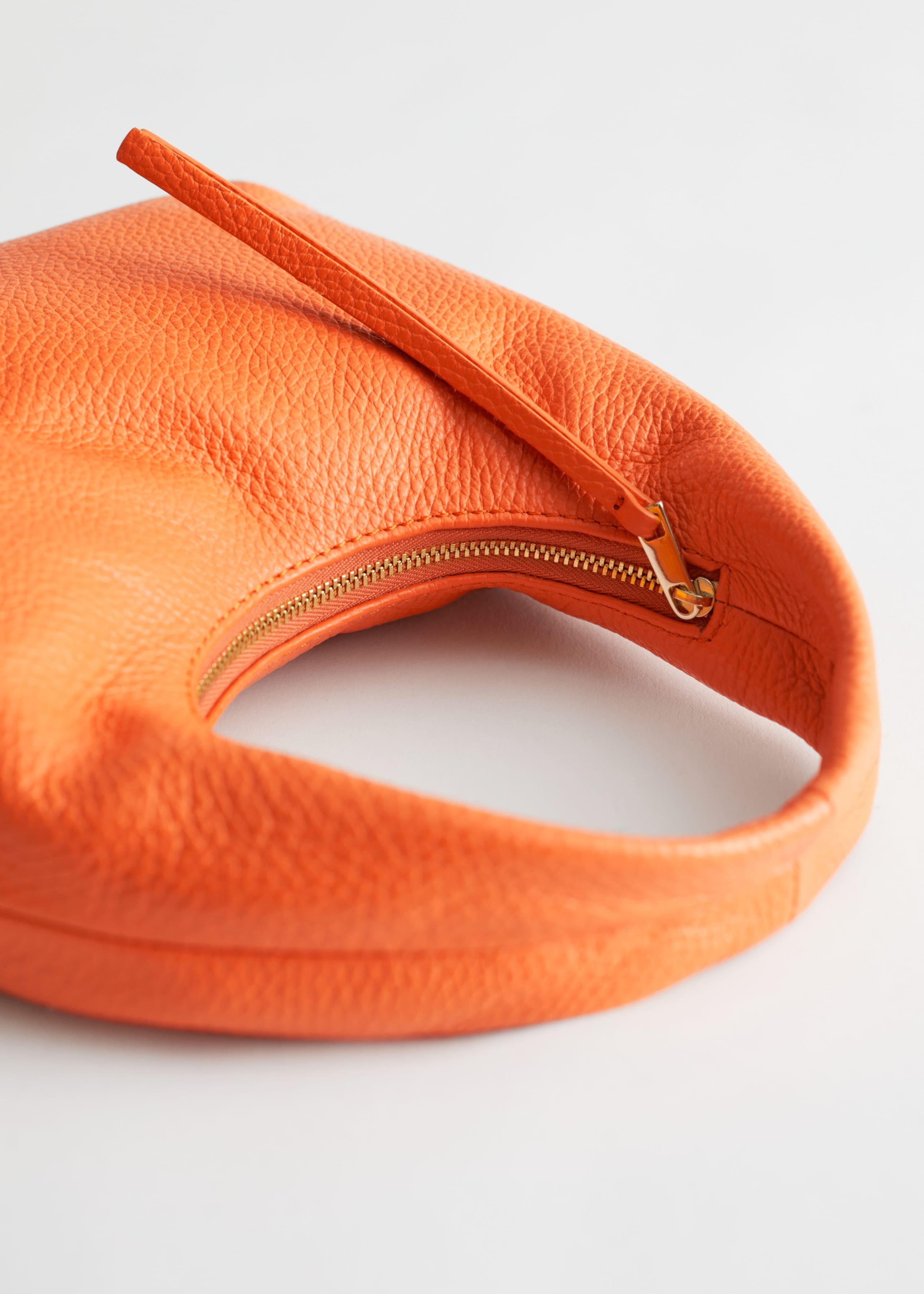 LeatherHandBag - {{variantName}} - Descrizione dettagliata