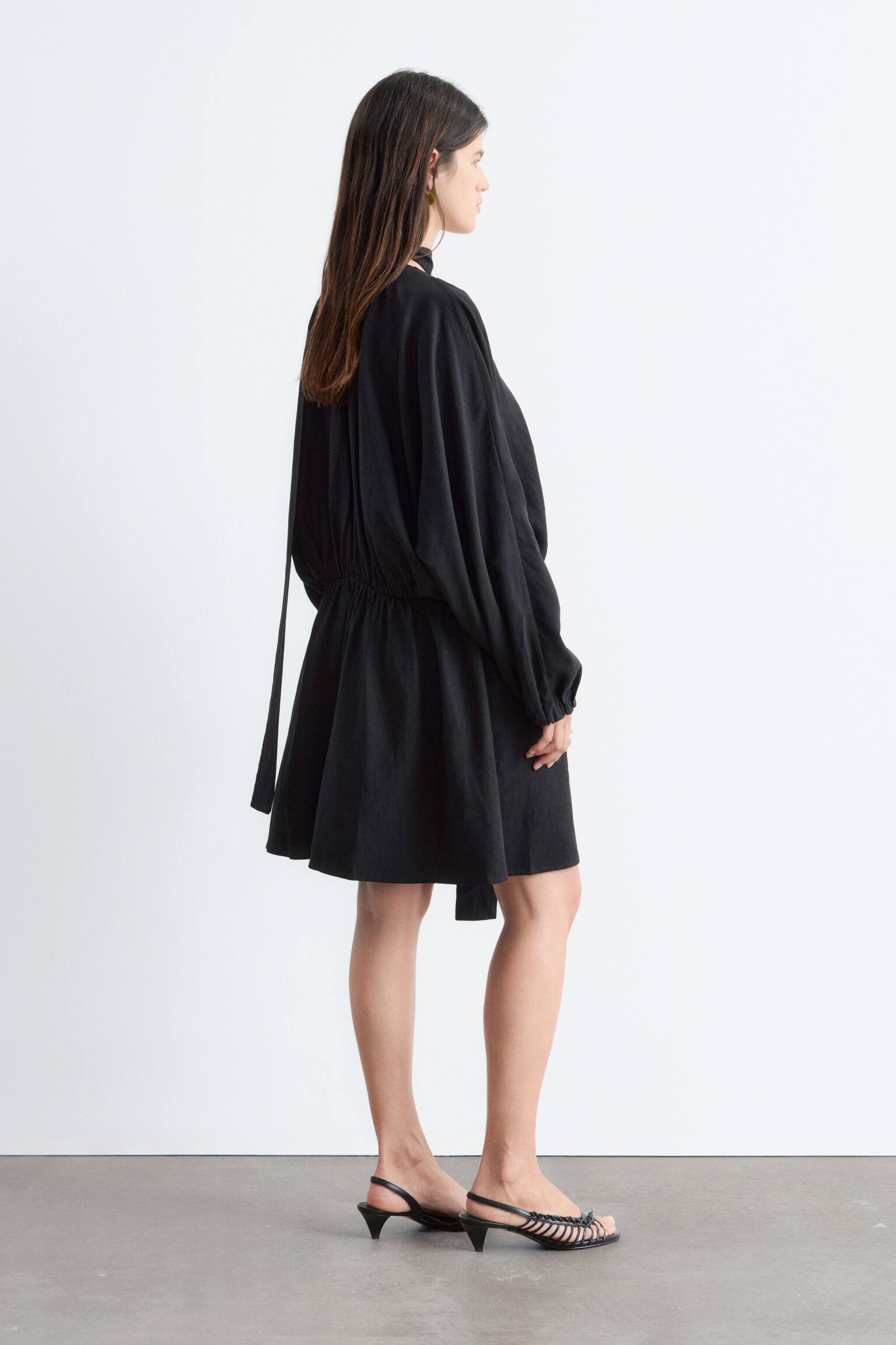 Kopertowa sukienka mini z szalikiem - Czarny/Biały - 3