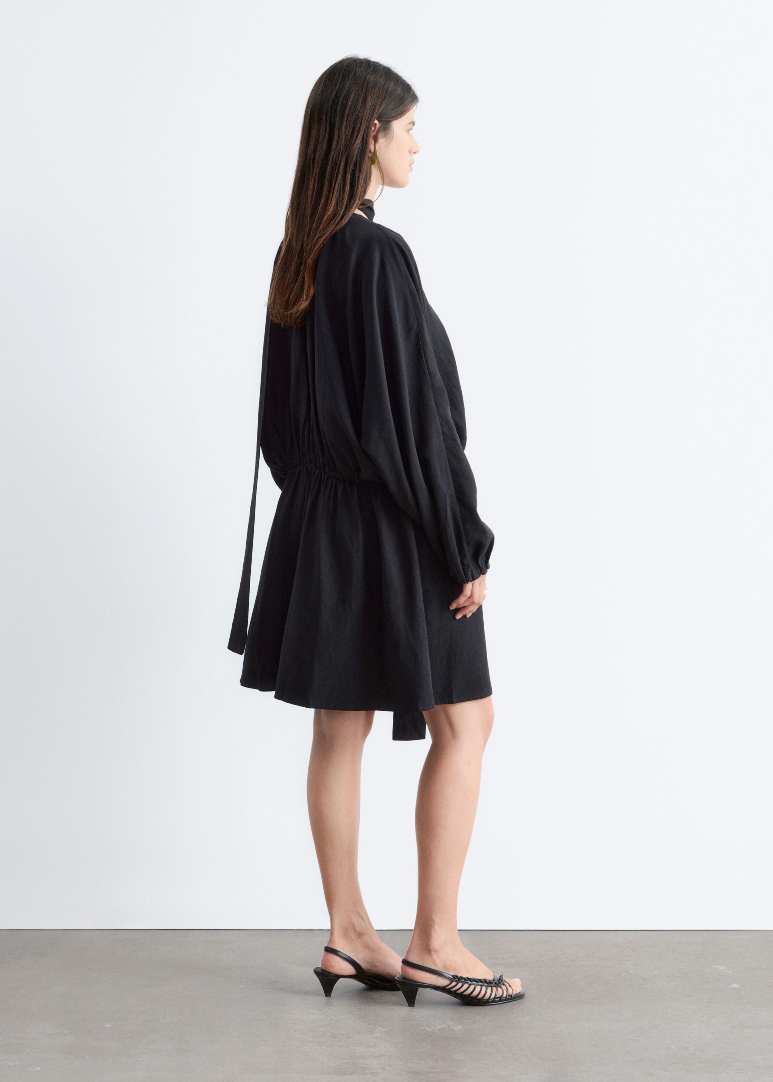 Mini-Wickelkleid mit Schal - Weiß - Lookbook