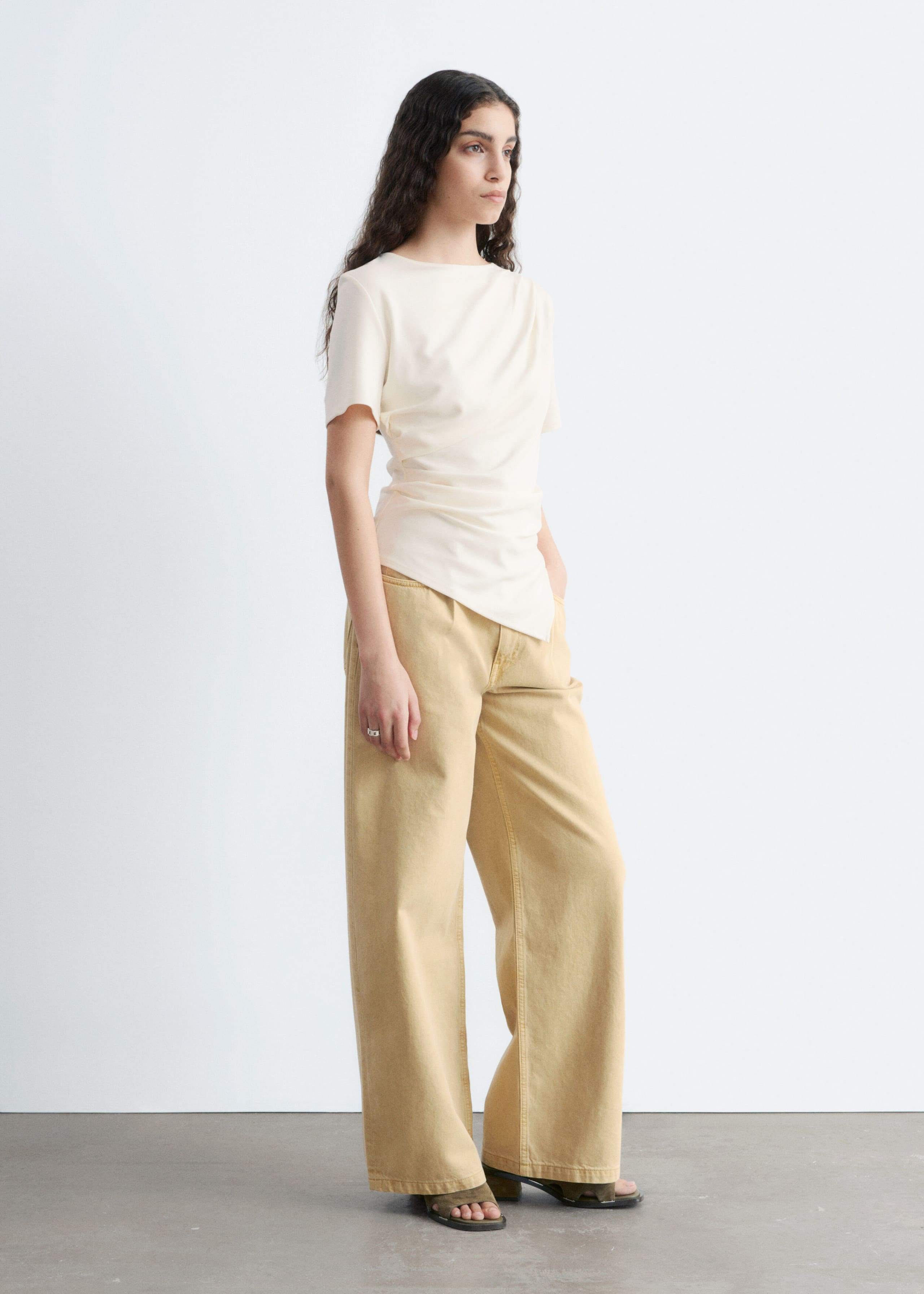 Draperad asymmetrisk t-shirt – Svart – lookbook