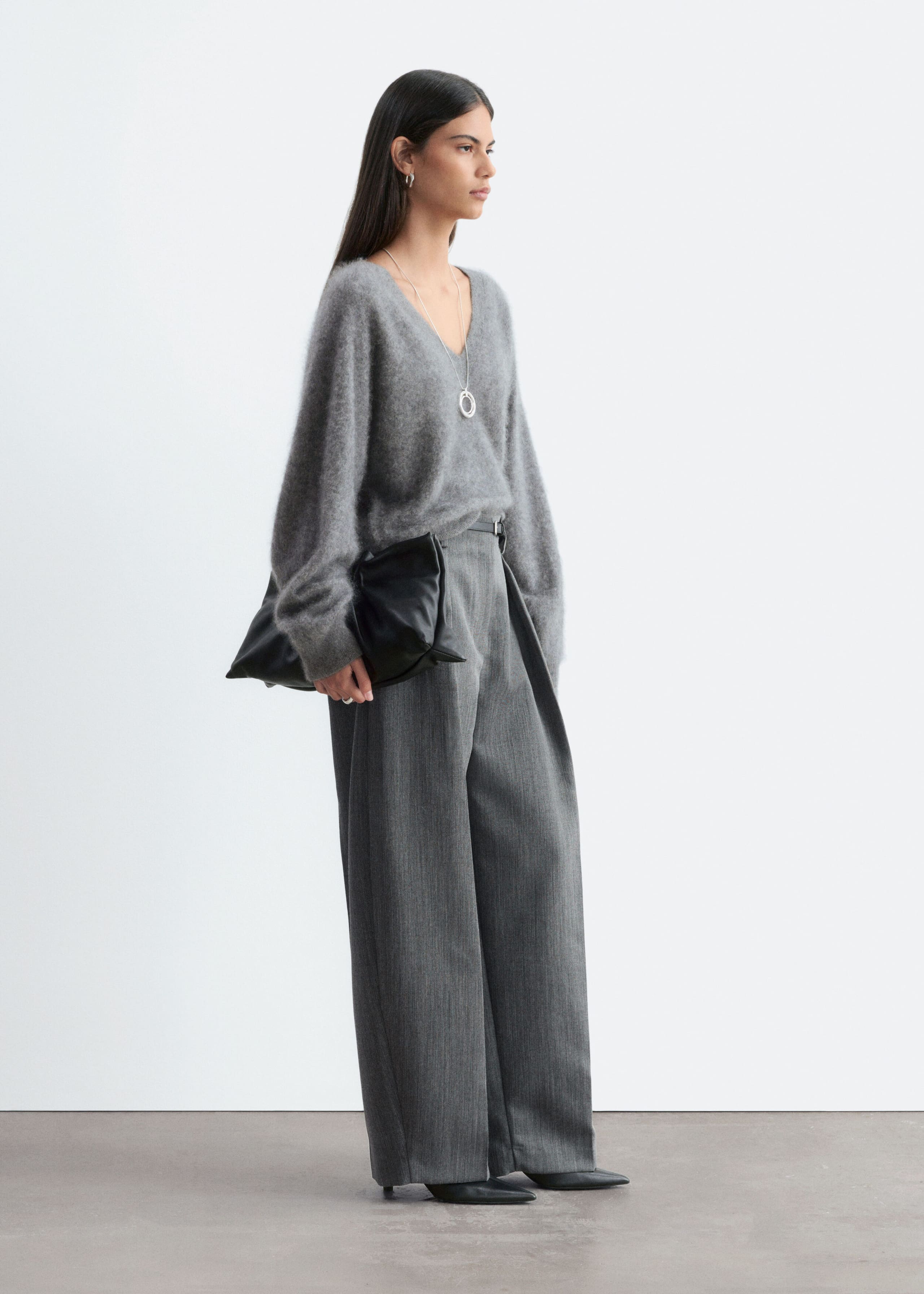 Borstad kashmirtröja med v-ringning – Grå – lookbook