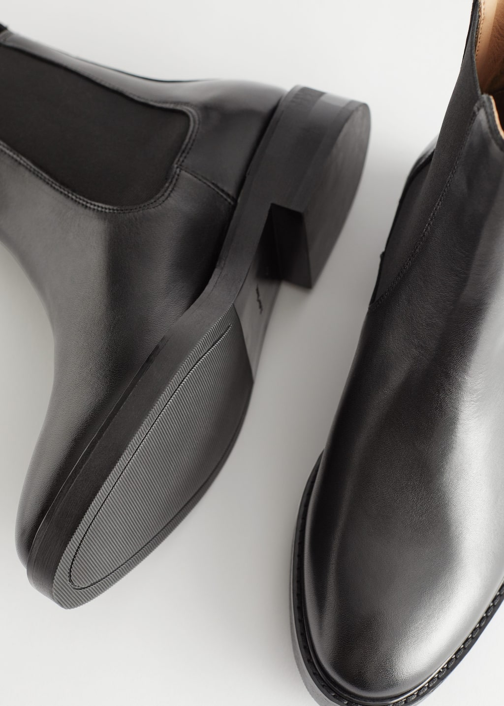 Leather Chelsea Boots - {{variantName}} - Detalle descriptivo