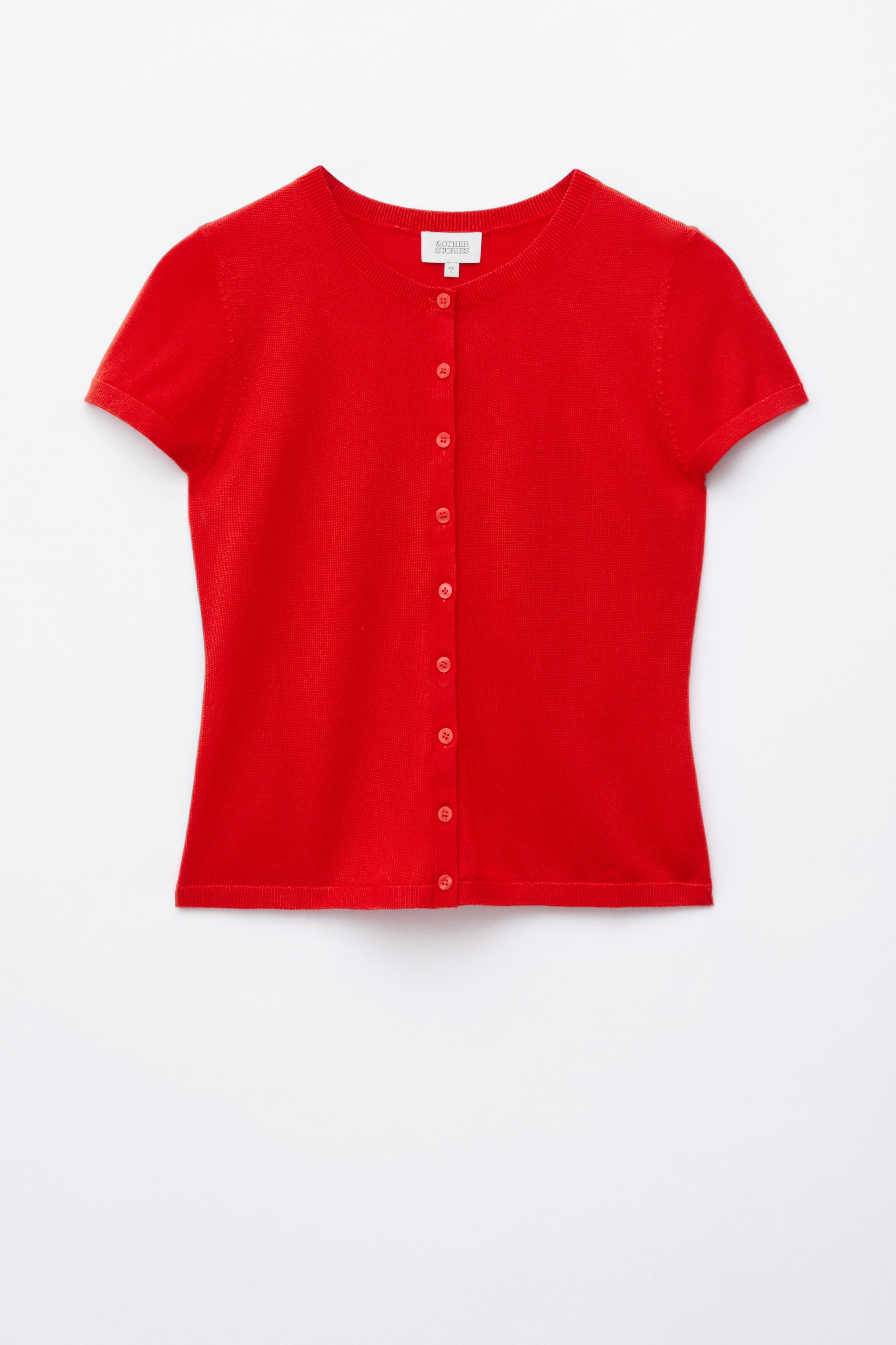 Agrandir l'image: Un cardigan rouge à manches courtes est présenté de face, doté d'un col rond, d'une fermeture complète à boutons assortis rouges, et d'une finition côtelée sur l'ourlet inférieur.