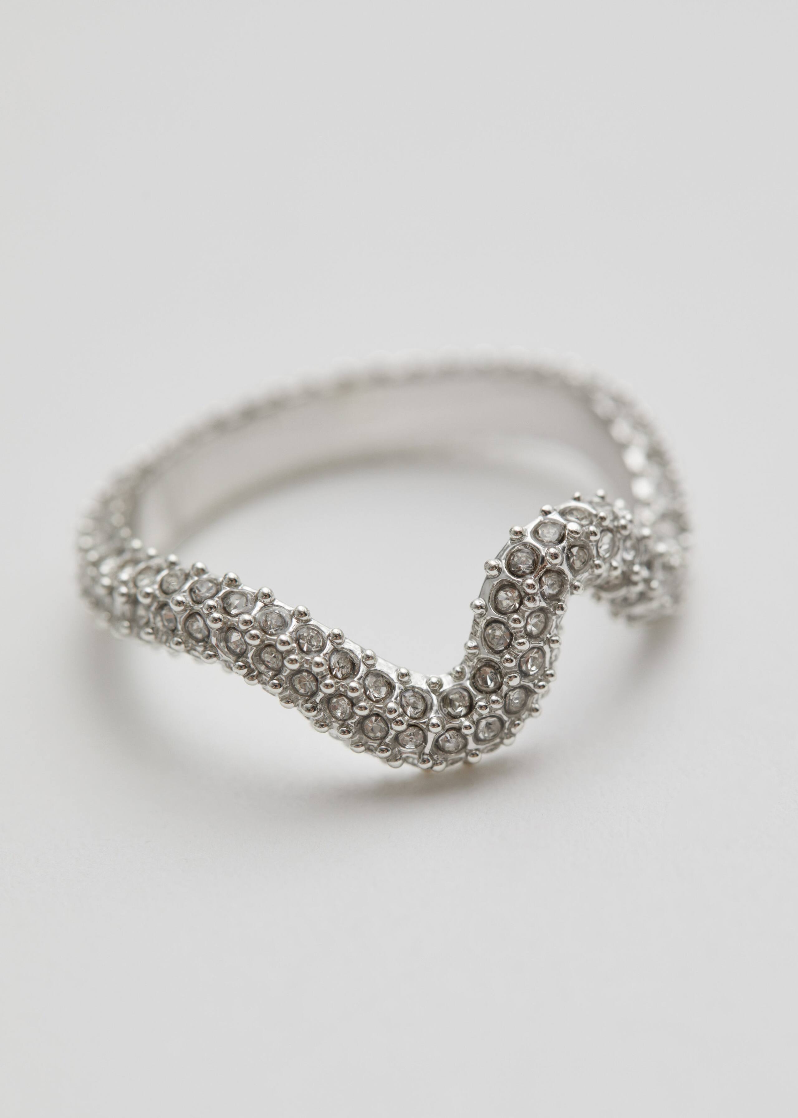 Ring med dekorativ strass – {{variantName}} – detaljerad beskrivning