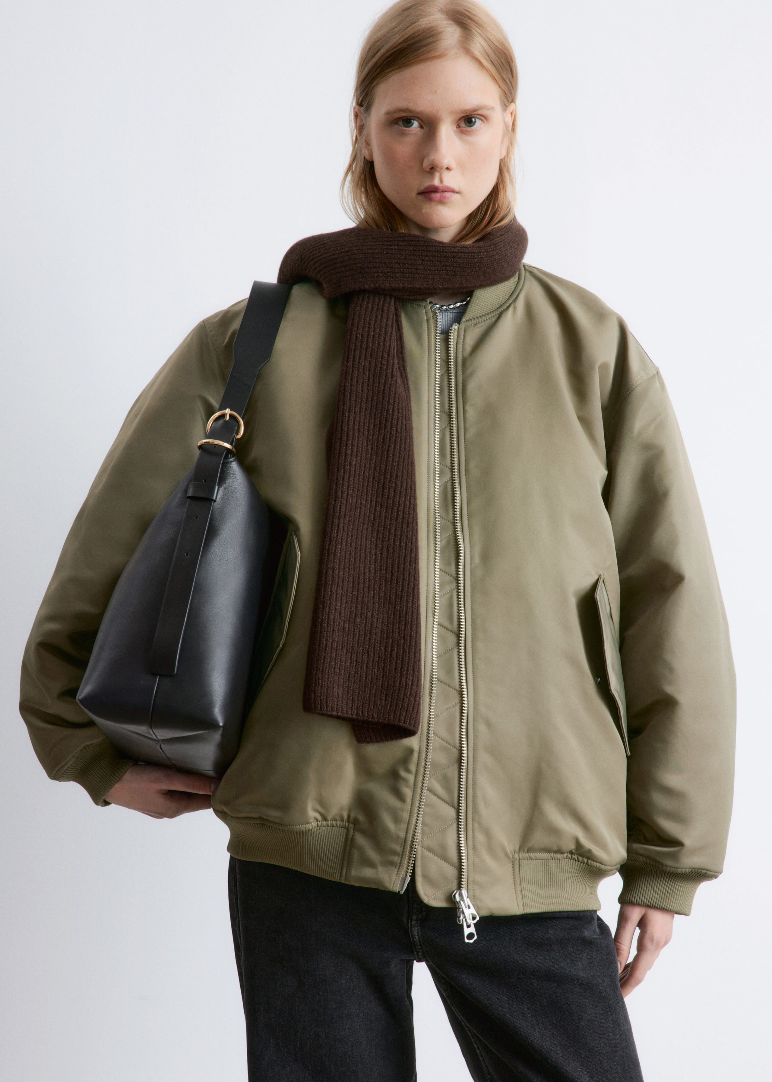 Image of Stor axelremsväska i läder