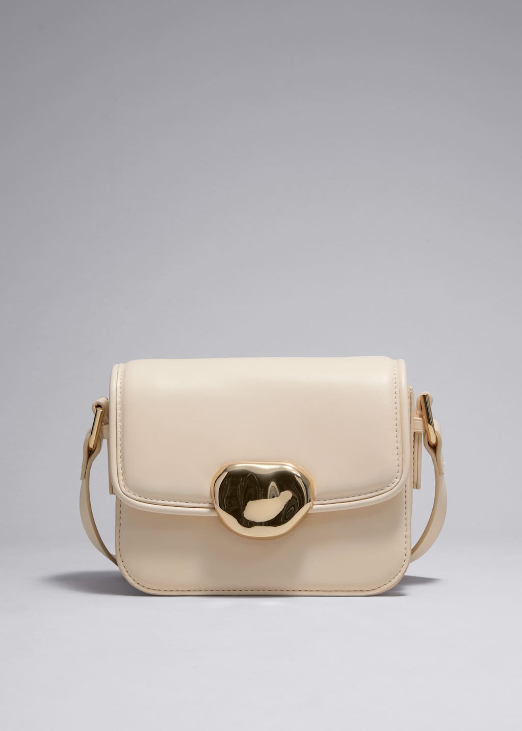 Bolso pequeño de piel con hebilla escultural