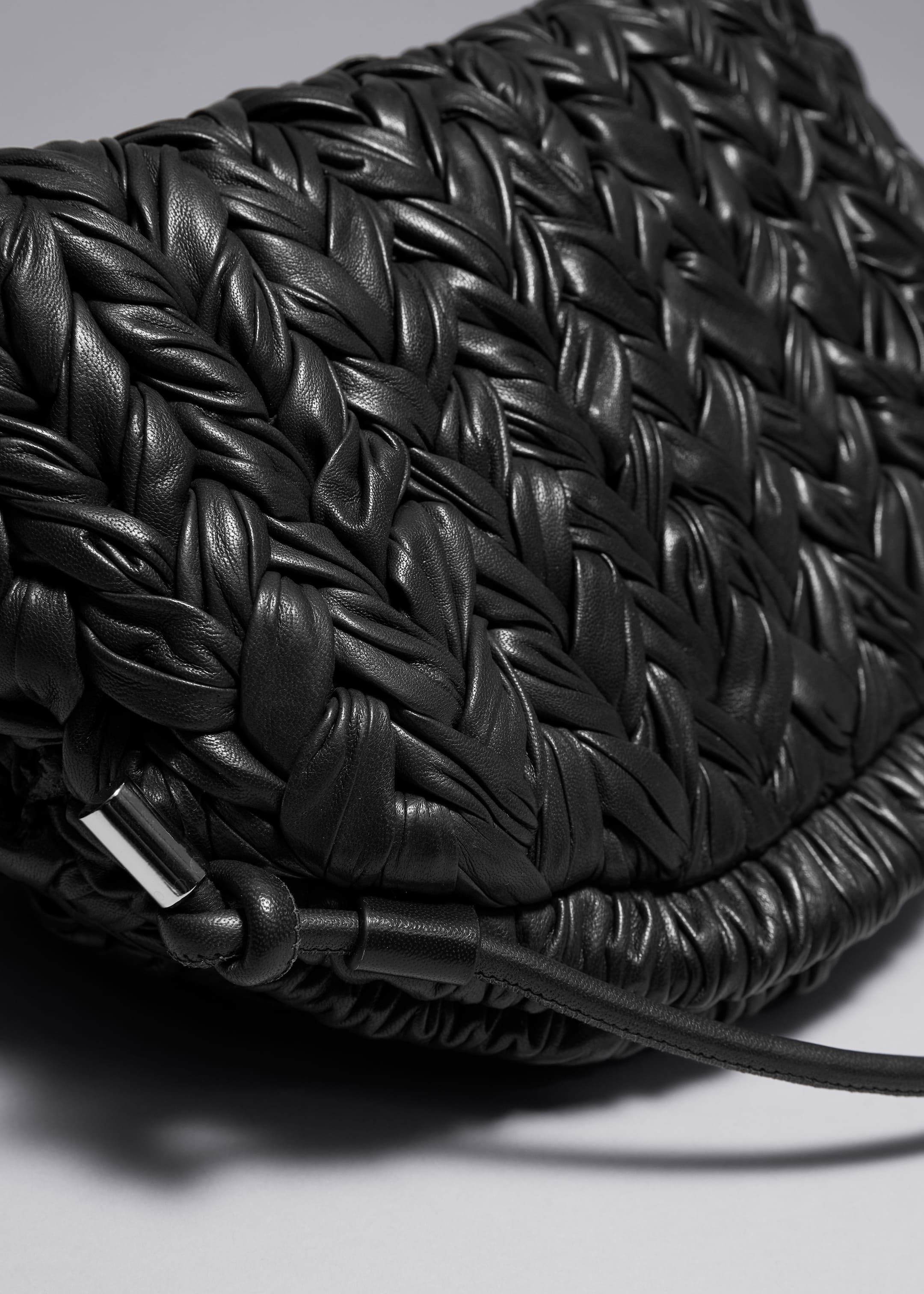 Visa större bild: Flätad clutch i läder - Svart - DAM | H&M SE 3