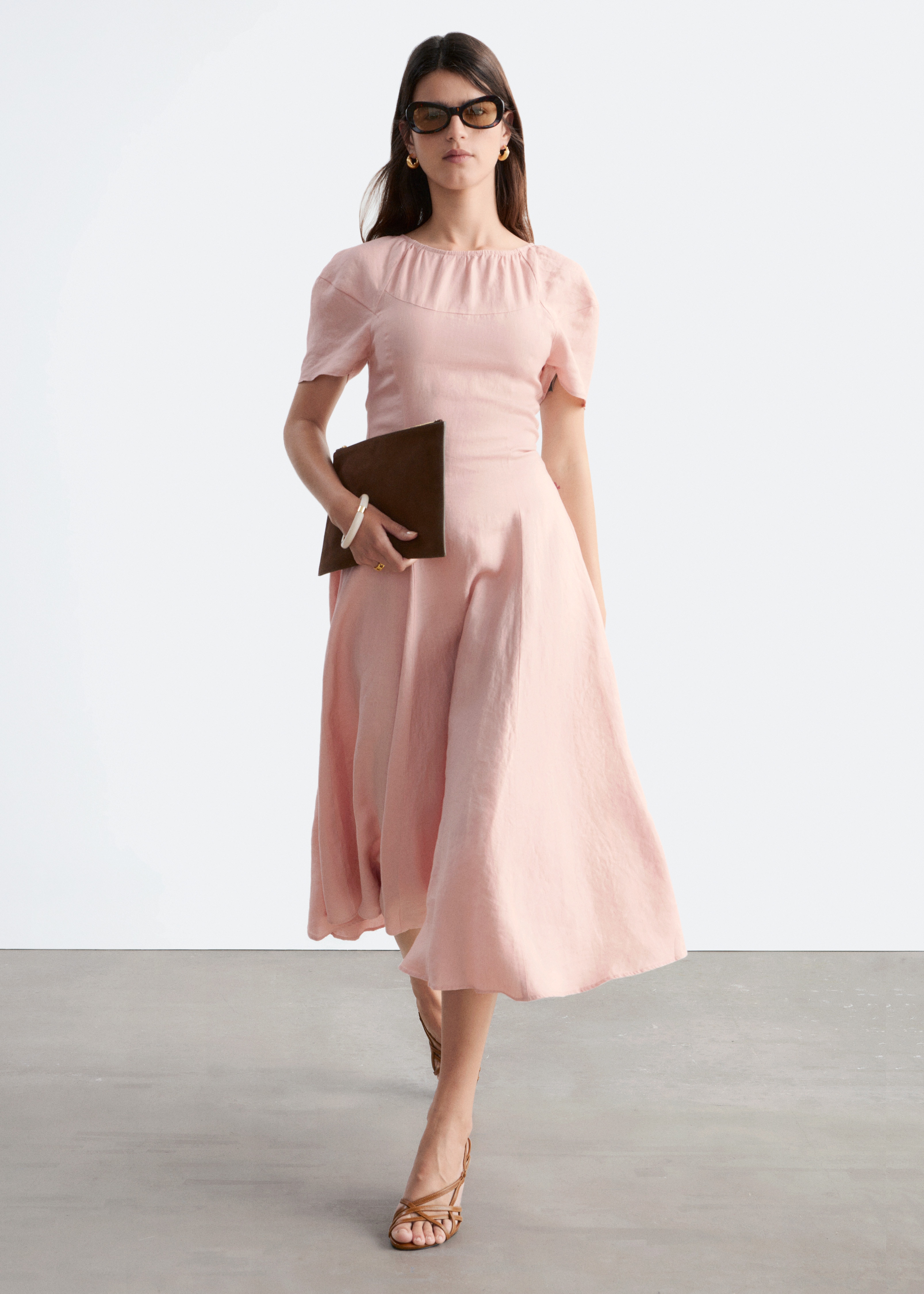 Levenevä midimekko pellavaa