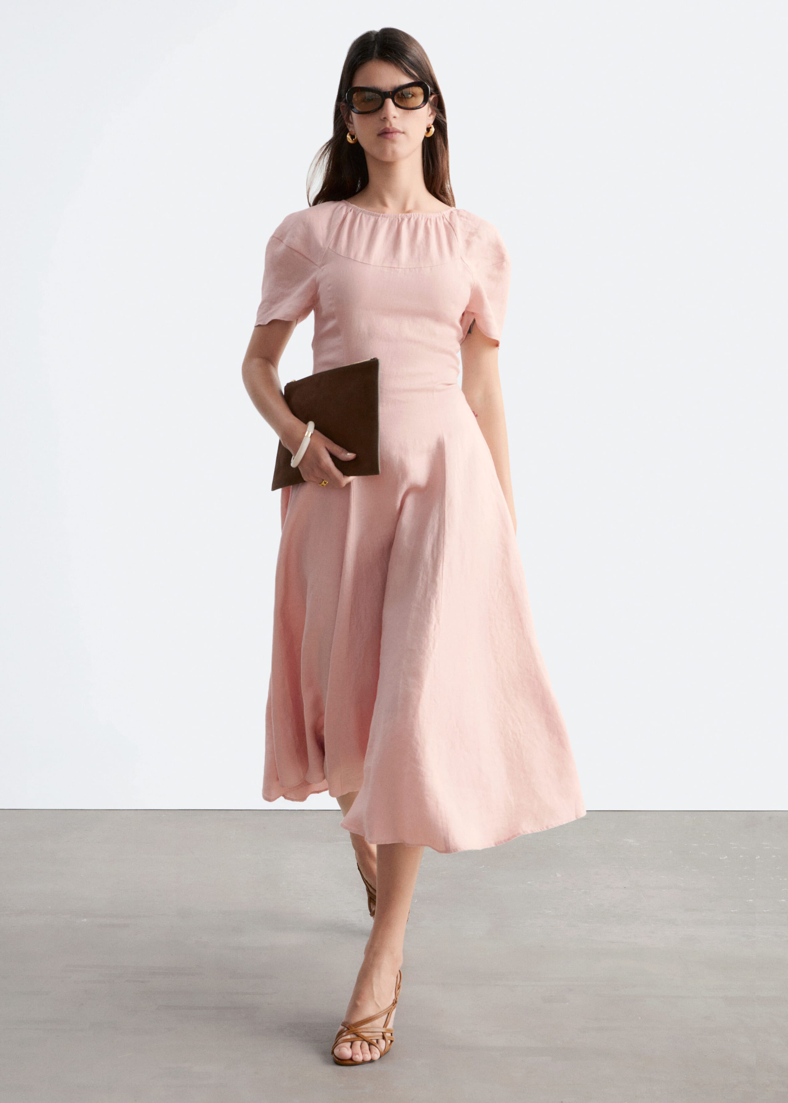 Utsvängd midiklänning i linne – Ljusrosa – lookbook