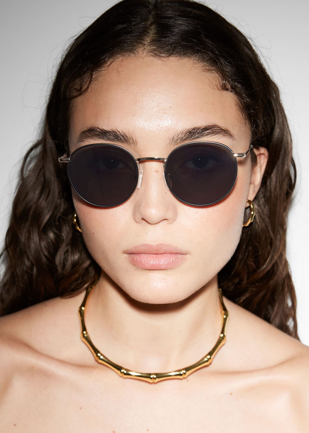 Okulary przeciwsłoneczne z wąską owalną oprawką – Złoty/Szylkretowy – Lookbook