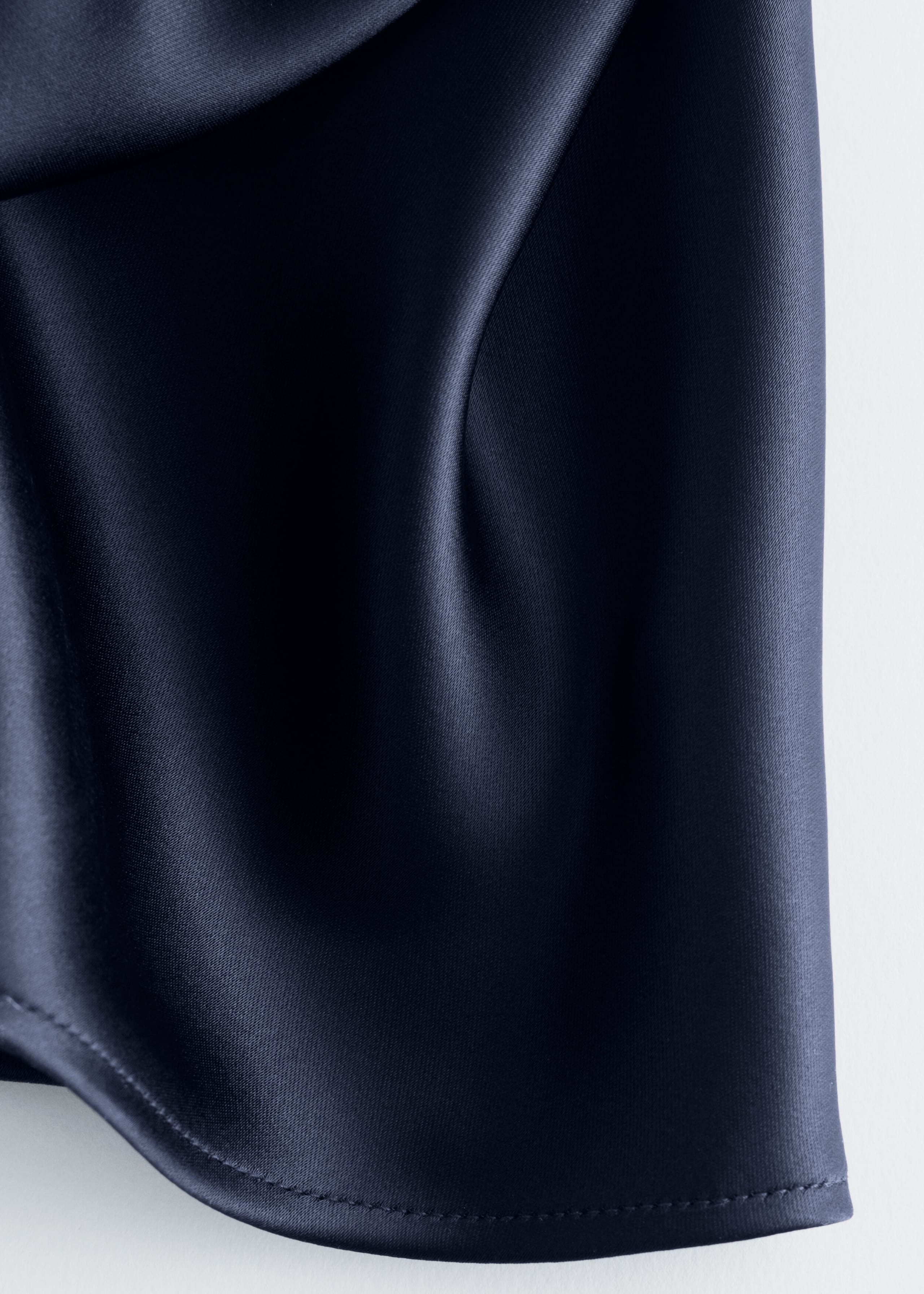 Ärmelloses Midikleid aus Satin - {{variantName}} - Beschreibendes Detail