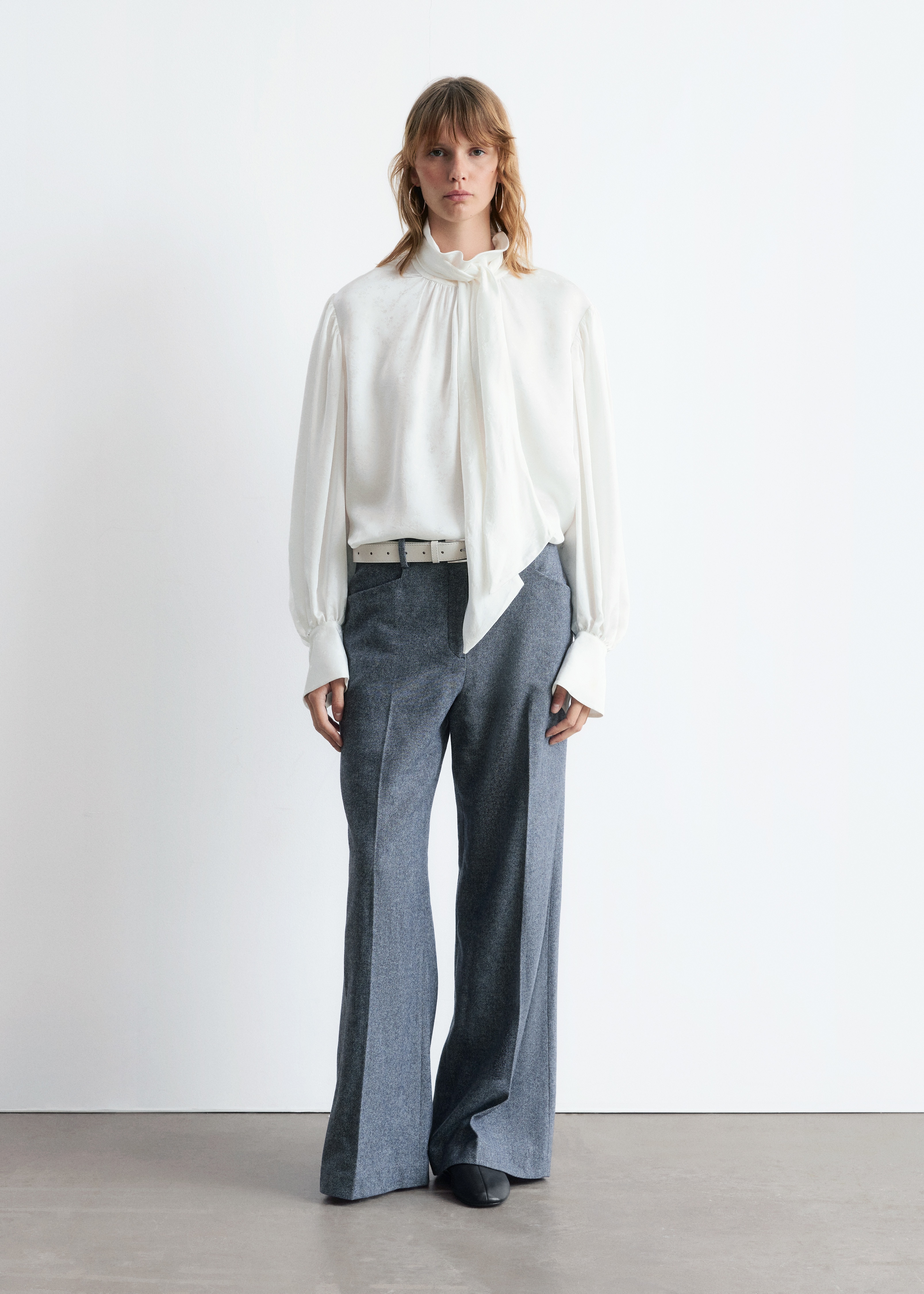 Blúzka s mašľovým golierom - Biela/Svetlomodrá