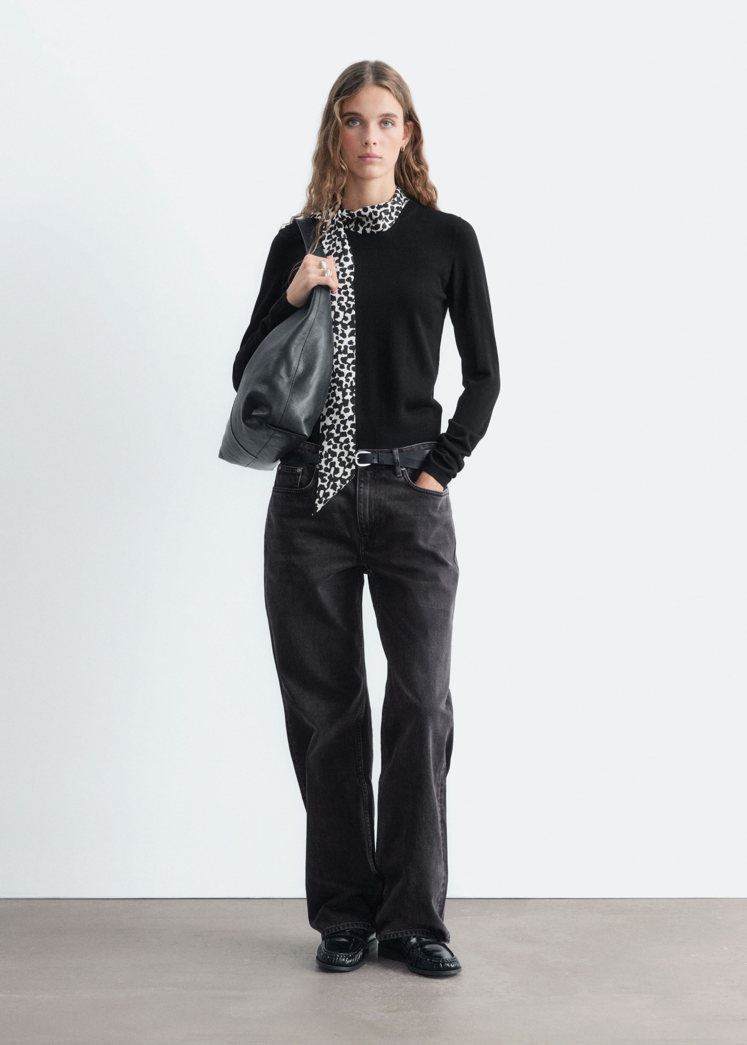 Wełniany sweter z jedwabnym kołnierzykiem – Czarny/Nadruk w panterkę – Lookbook
