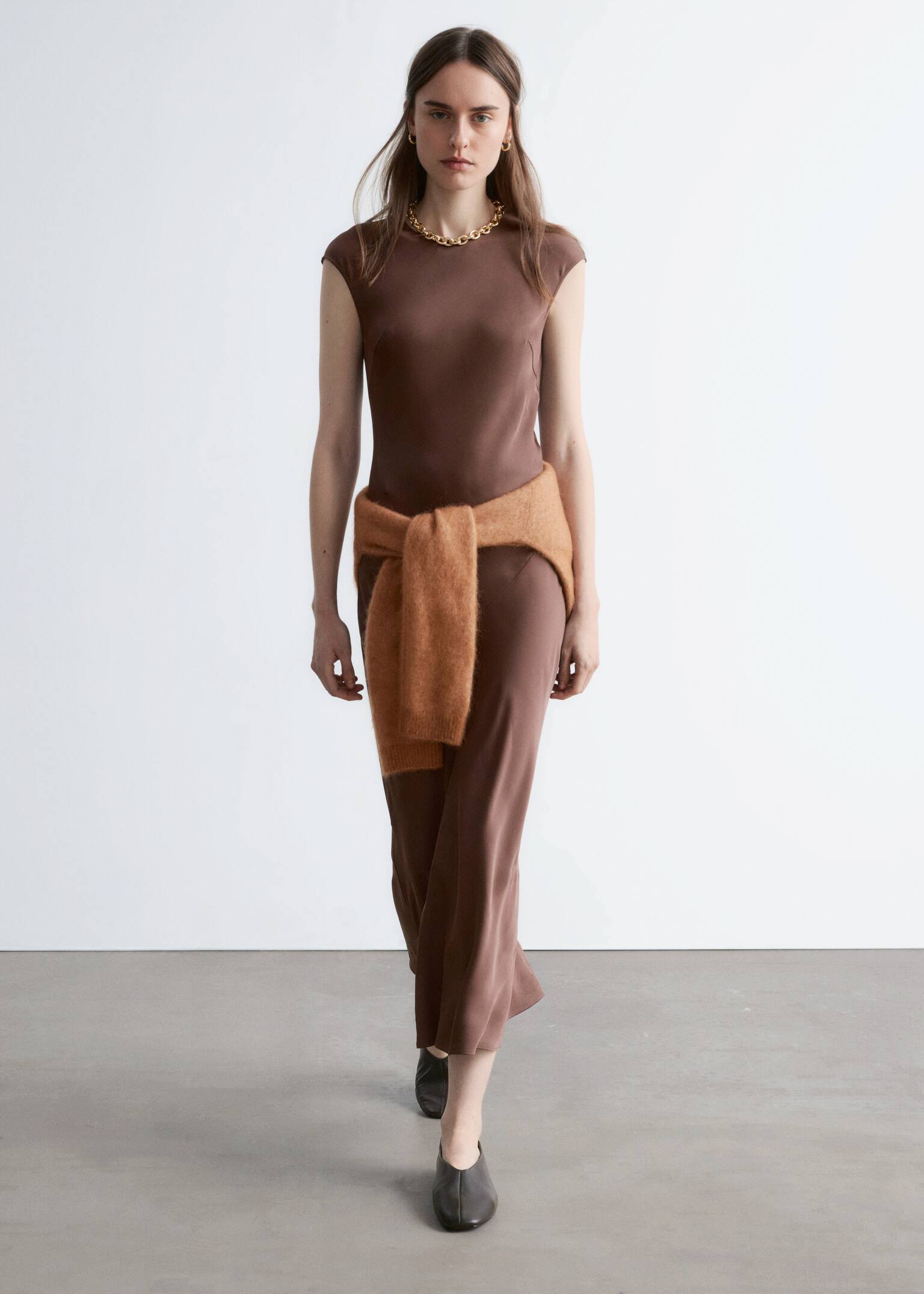 Вталена сатенена макси рокля - Кафяво/Тъмносиньо - 3