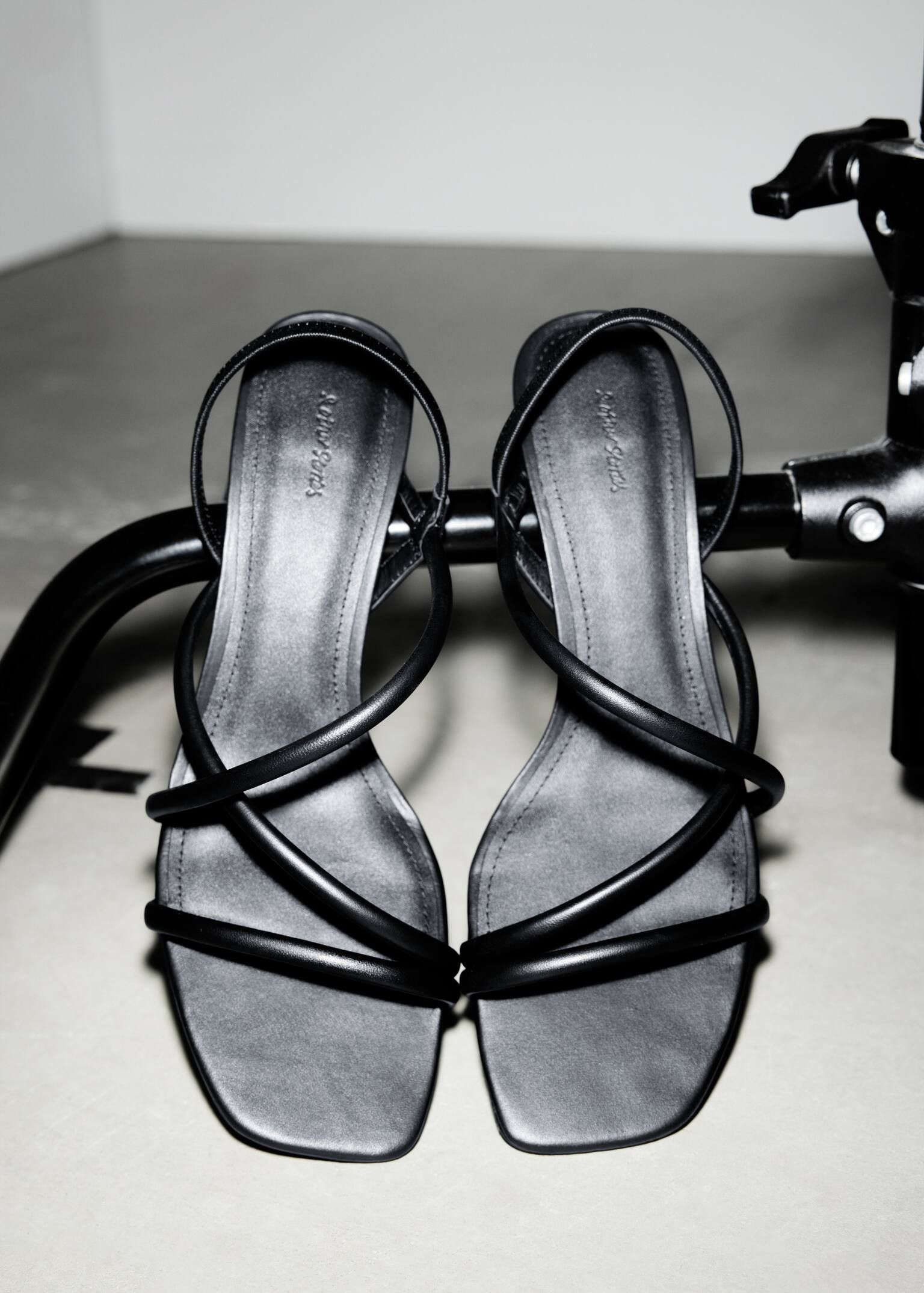 Strappy Block Heel Sandals - שחור - 5