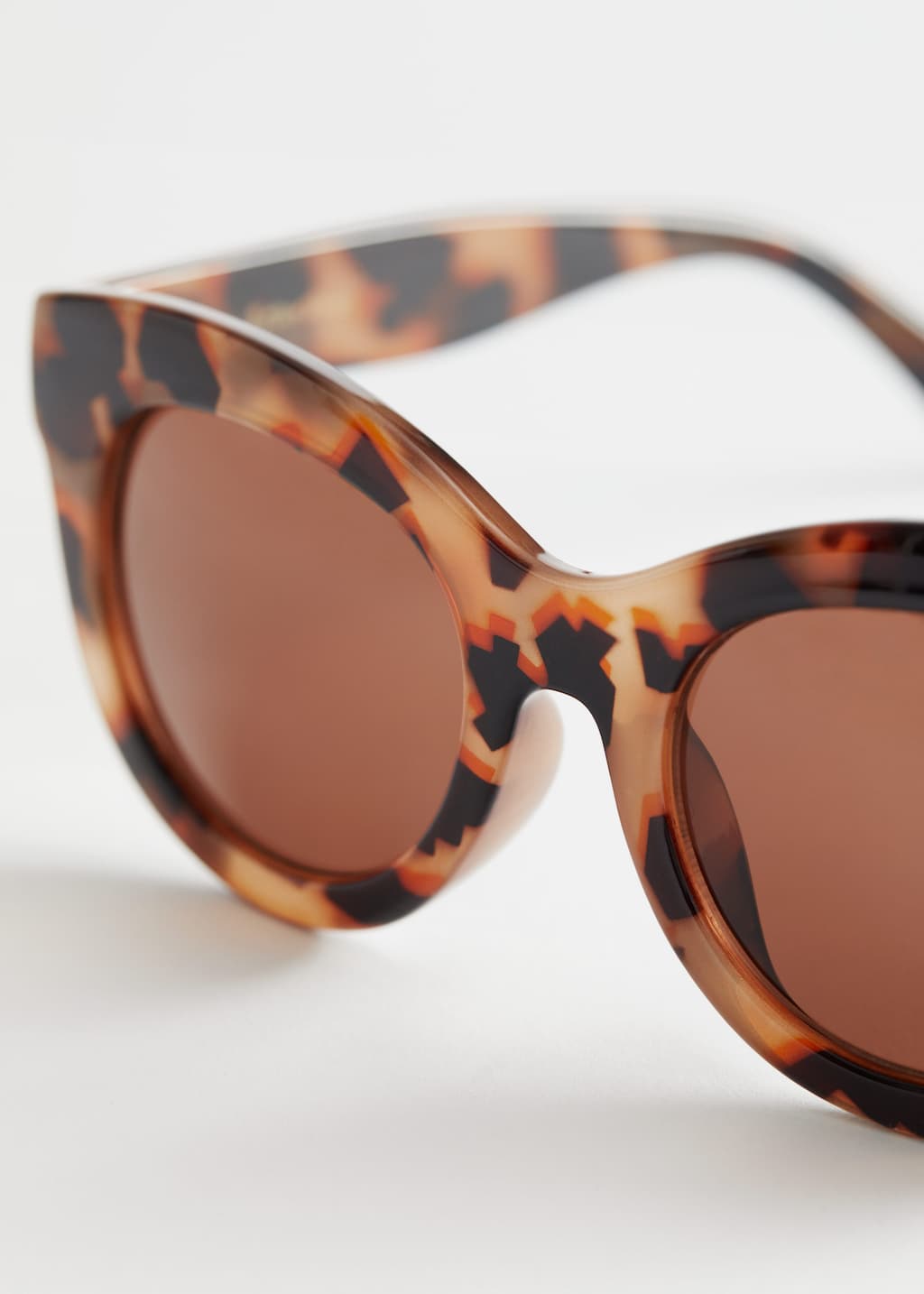 OversizedRoundLensSunglasses – Brown – Martwa natura