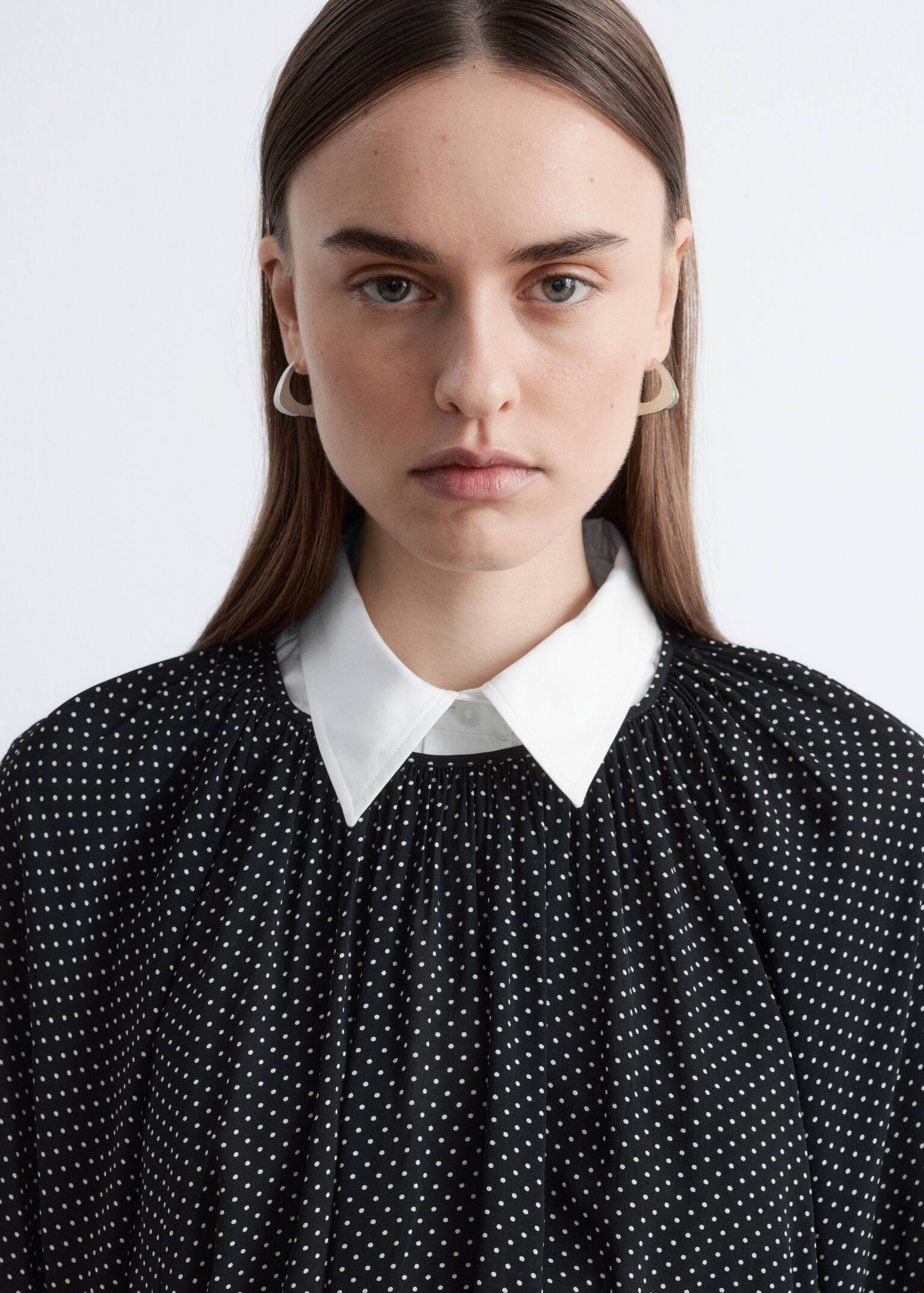 Bluse med ballonærmer - Sort polkaprikker/Mørkeblå - 4