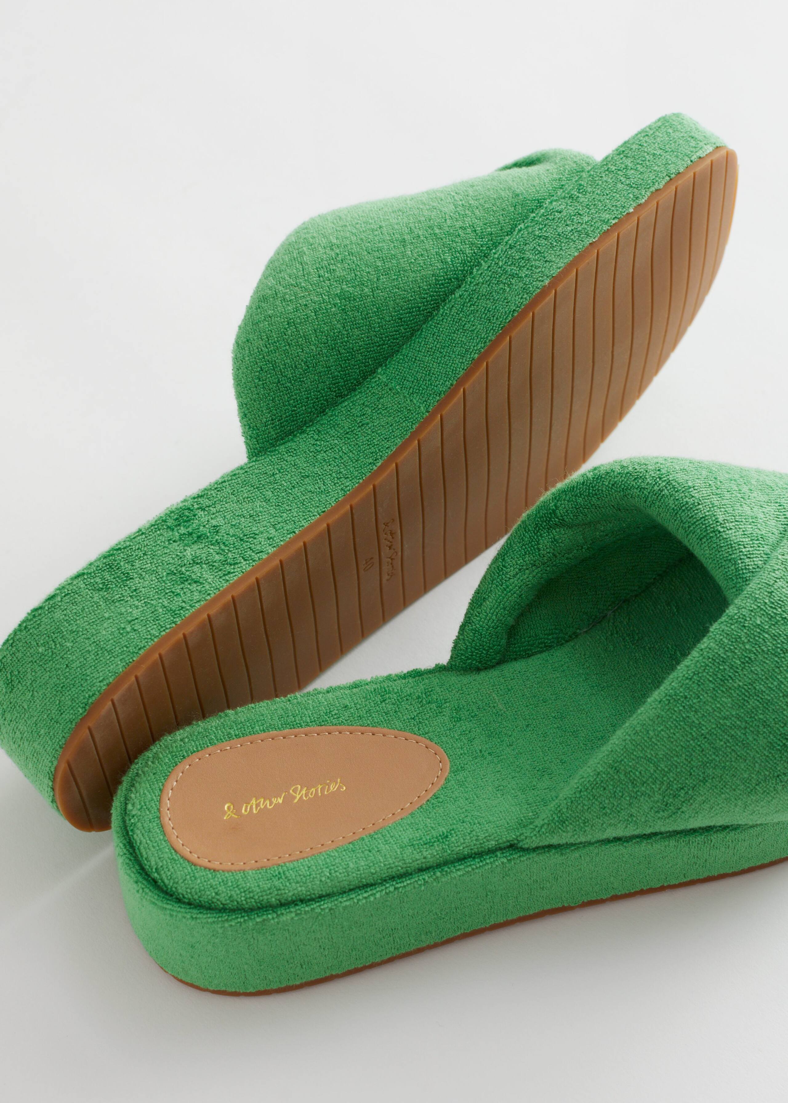 Platform Terry Sandals - {{variantName}} - Detalle descriptivo