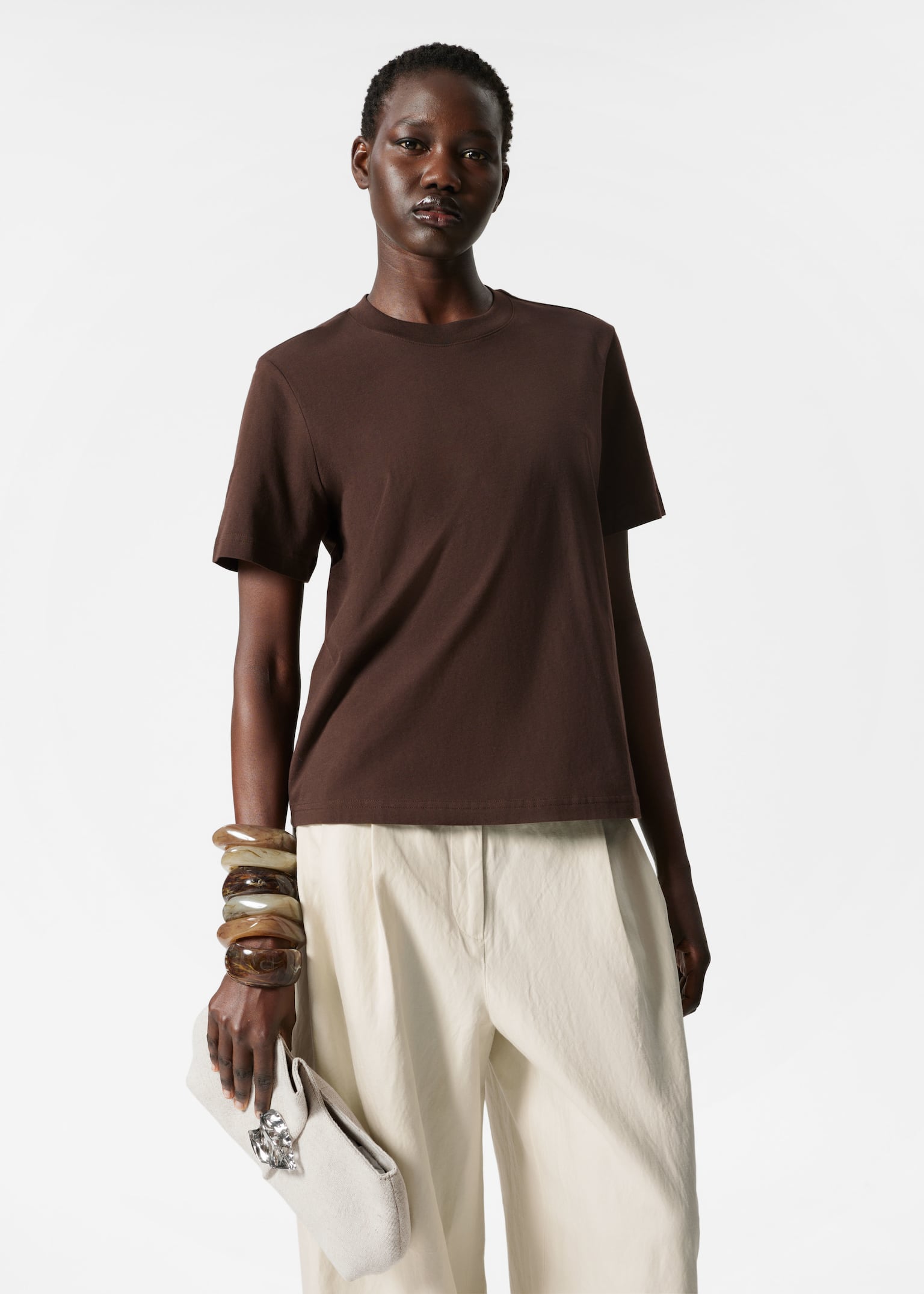 T-shirt à col ras du cou - Marron foncé/Blanc/Noir/Taupe/Gris chiné foncé/Rouge/Vert clair/Beige/Bleu poudré - 1