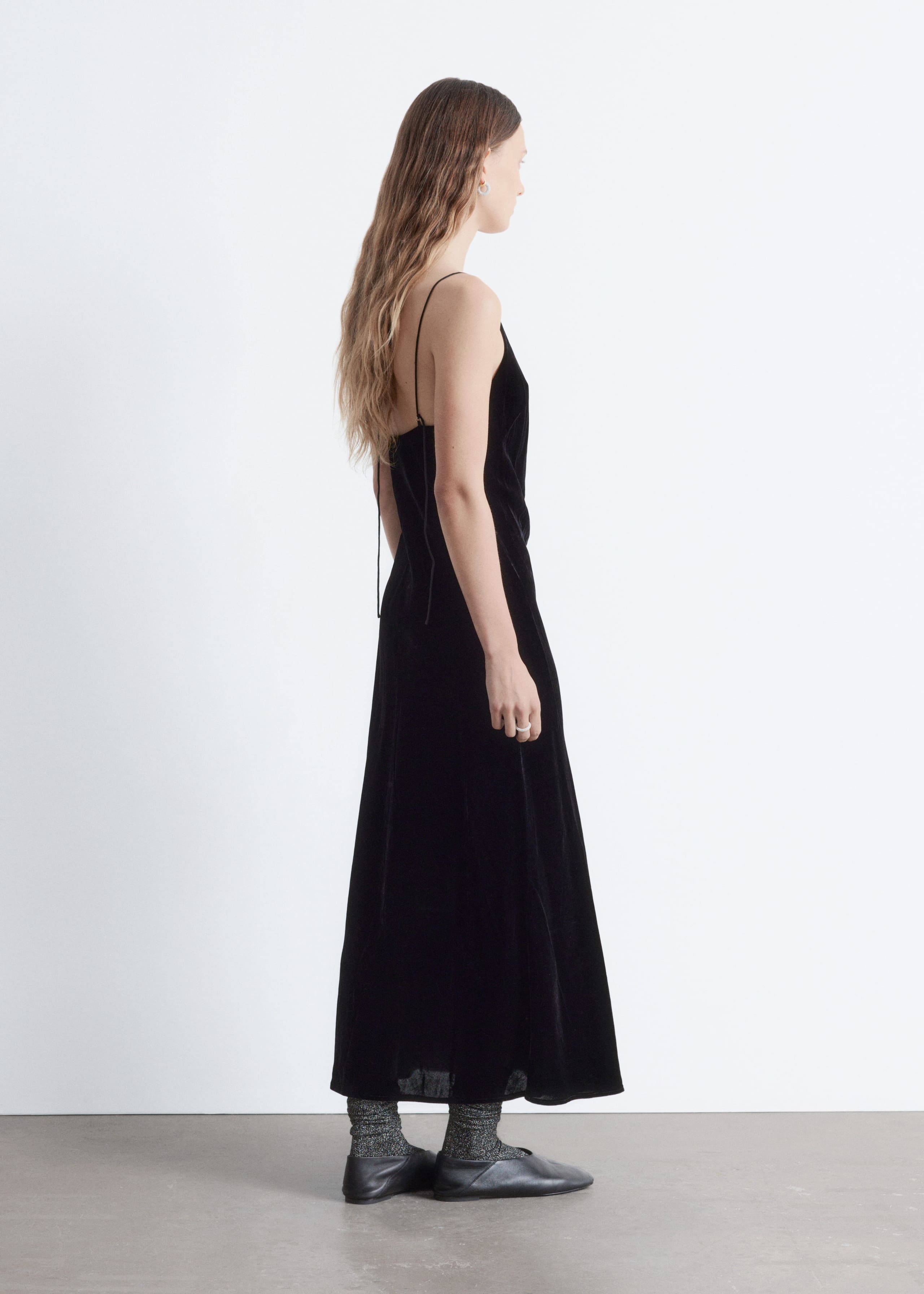 Vestido midi de terciopelo con tirantes