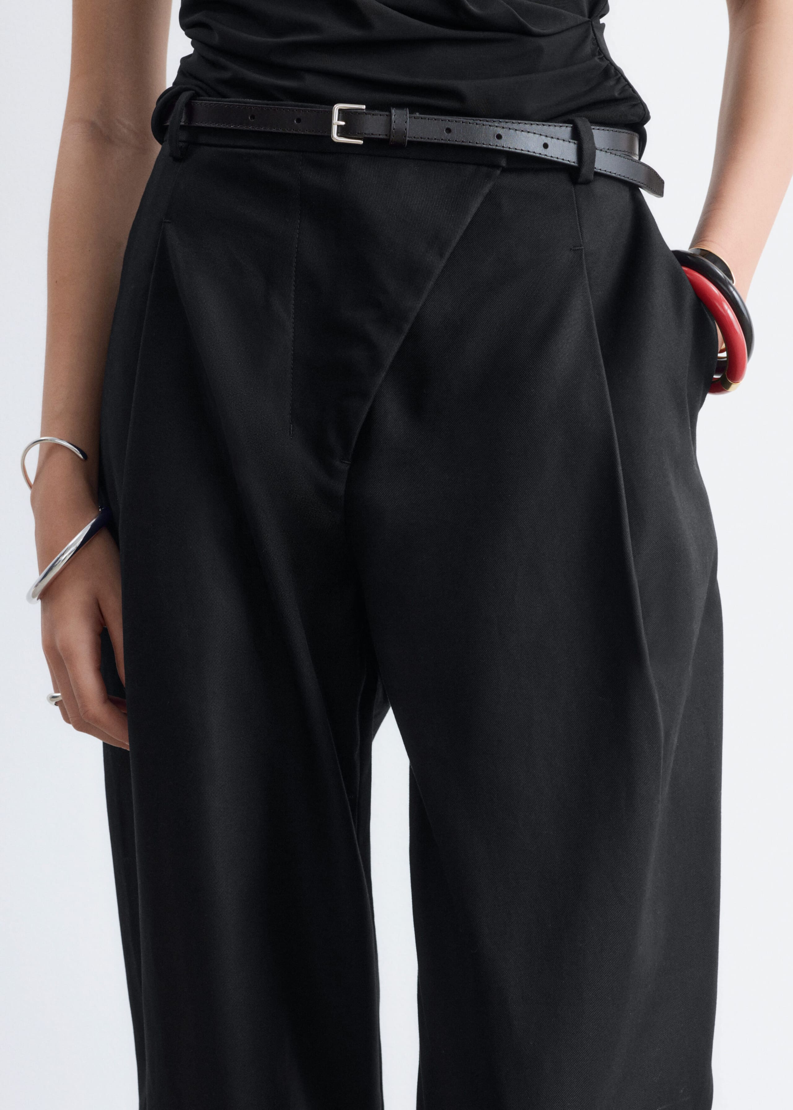 Barrel-Leg Trousers - Black - Still Life