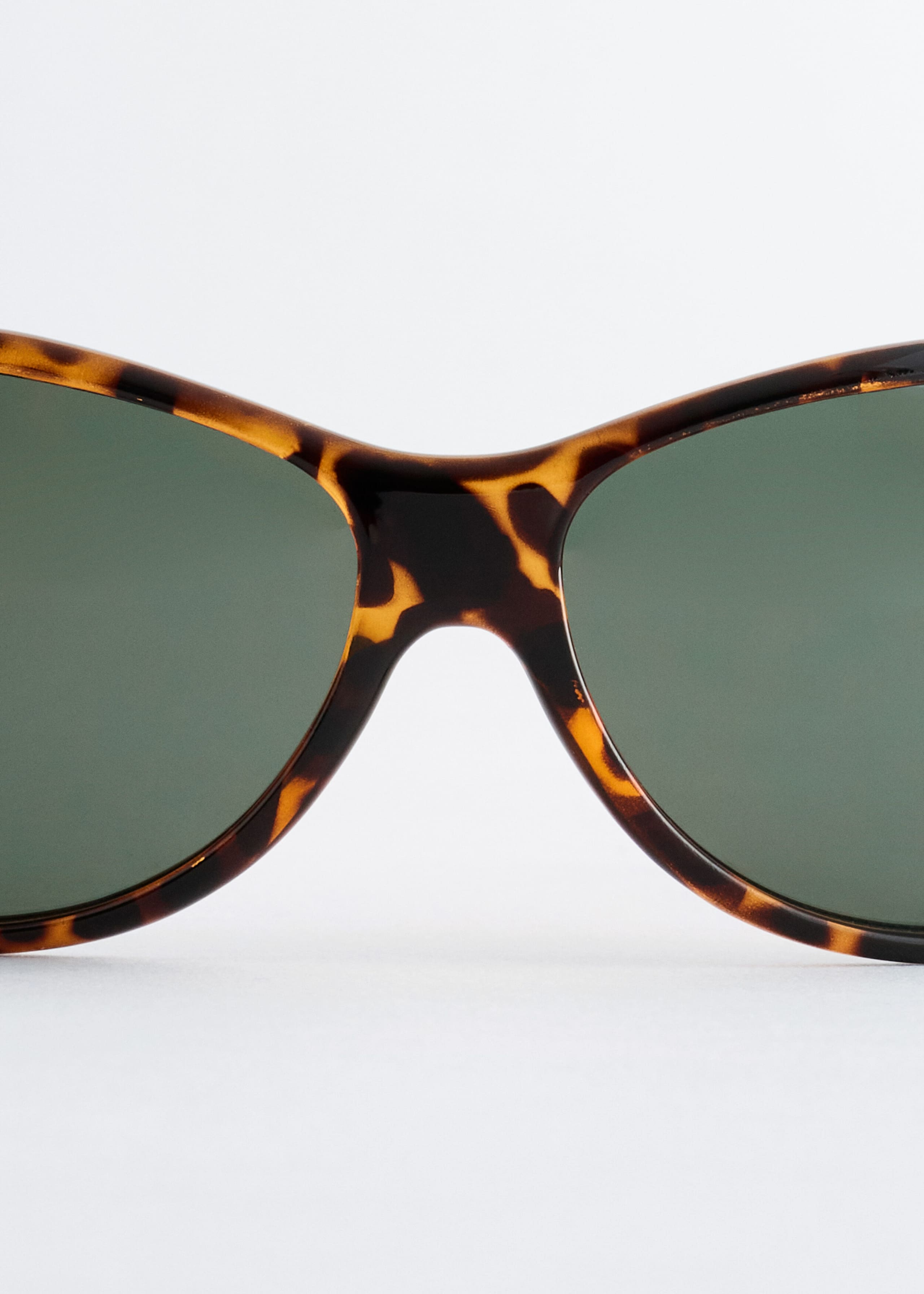 Oversized Curved Sunglasses - {{variantName}} - Descriptive Detail