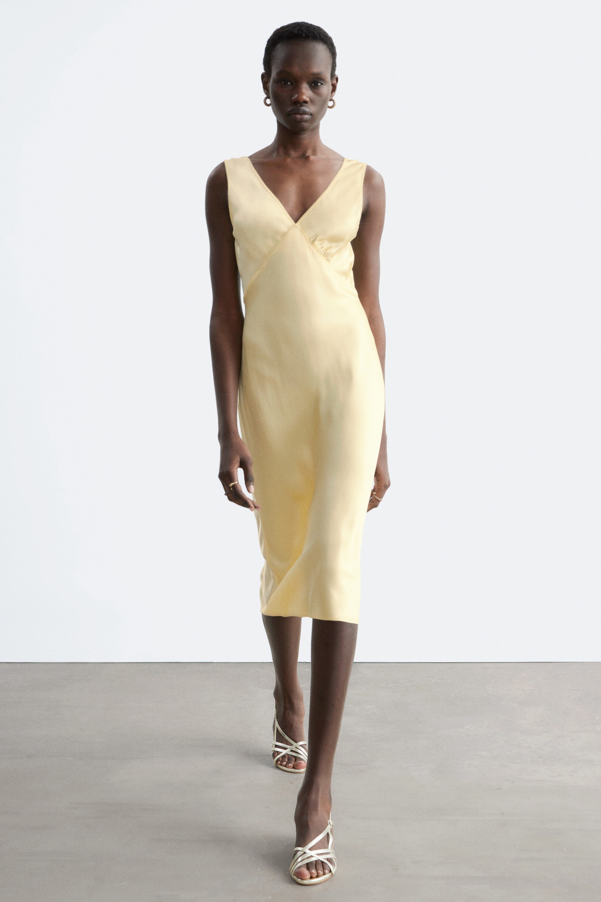 Grösseres Bild ansehen: Geblümtes Midikleid mit V-Ausschnitt - Gelb - DAMEN | H&M CH 1