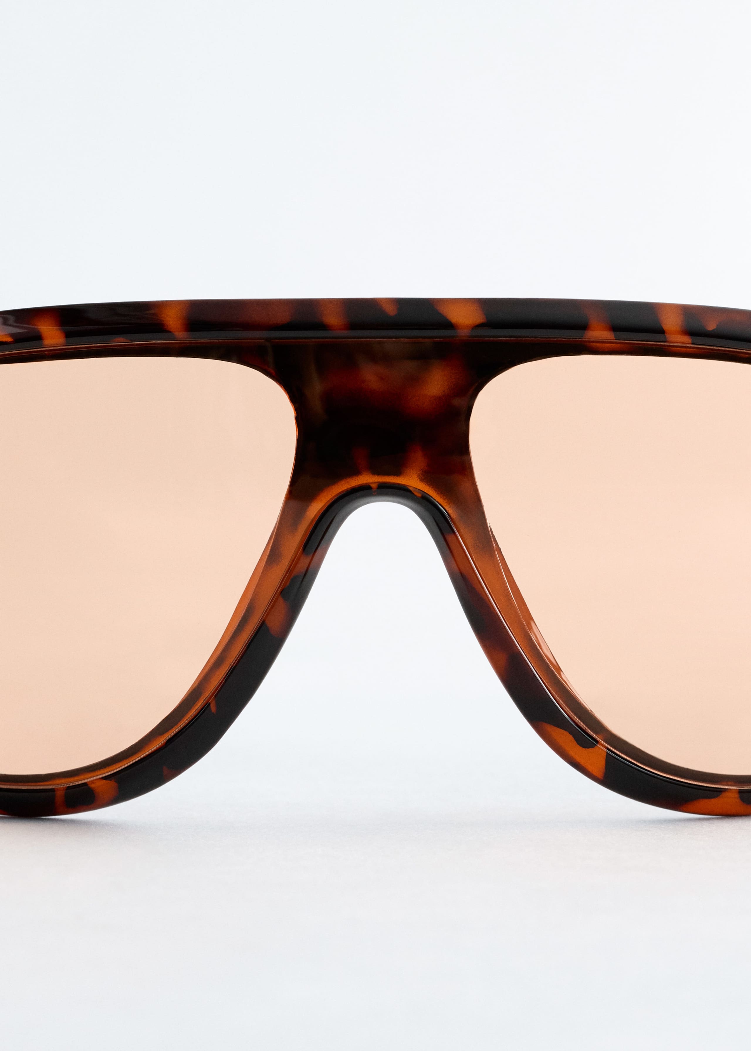 Image of Markante Sonnenbrille mit Pilotenrahmen