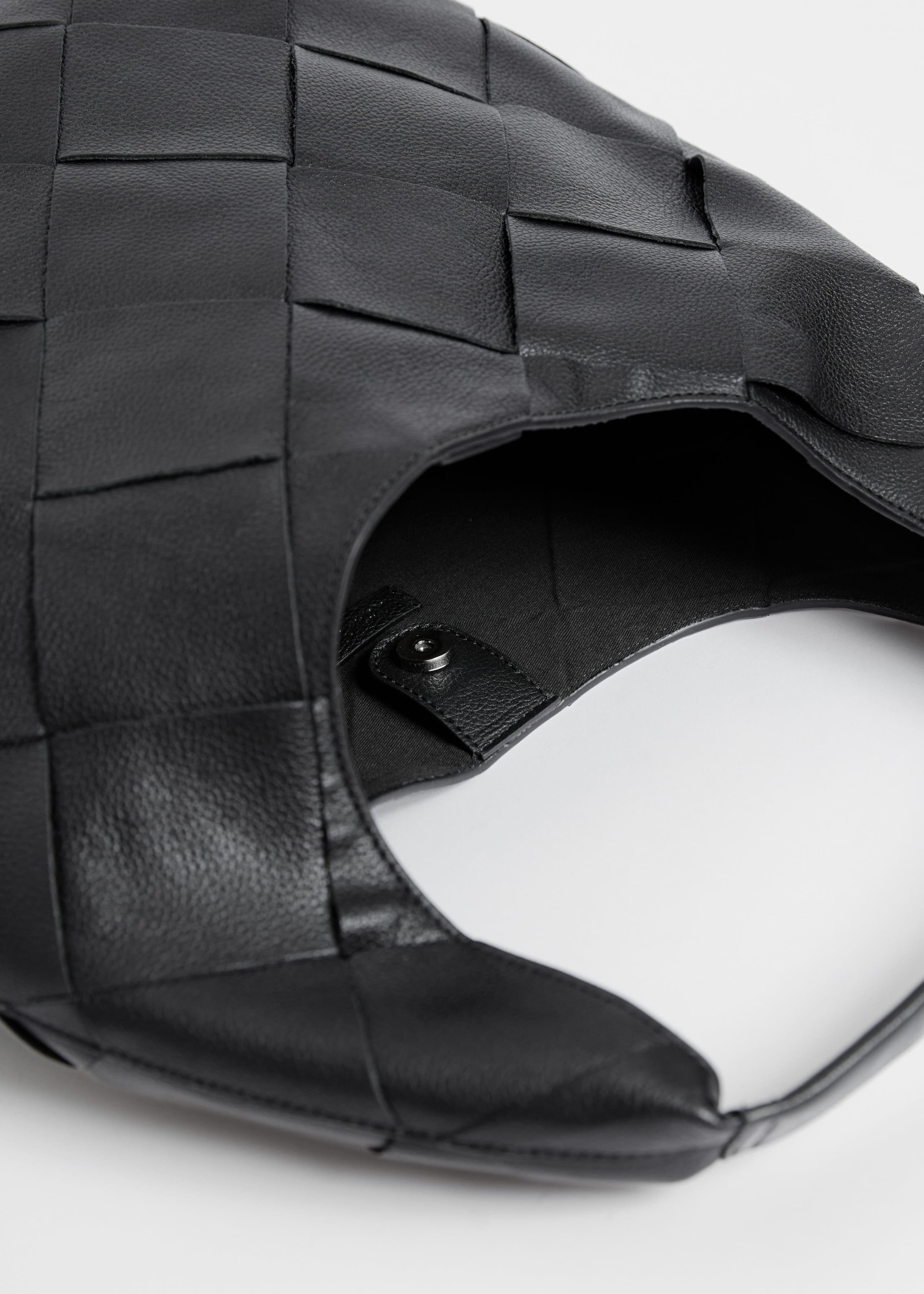 Braided Leather Tote Bag - {{variantName}} - Descriptive Detail